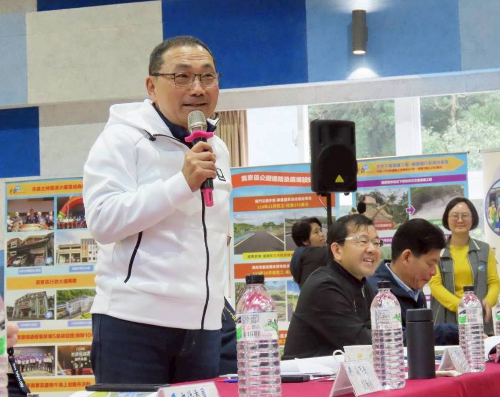 侯友宜市長於座談會前與貢寮區里長熱切交流，傾聽基層心聲。