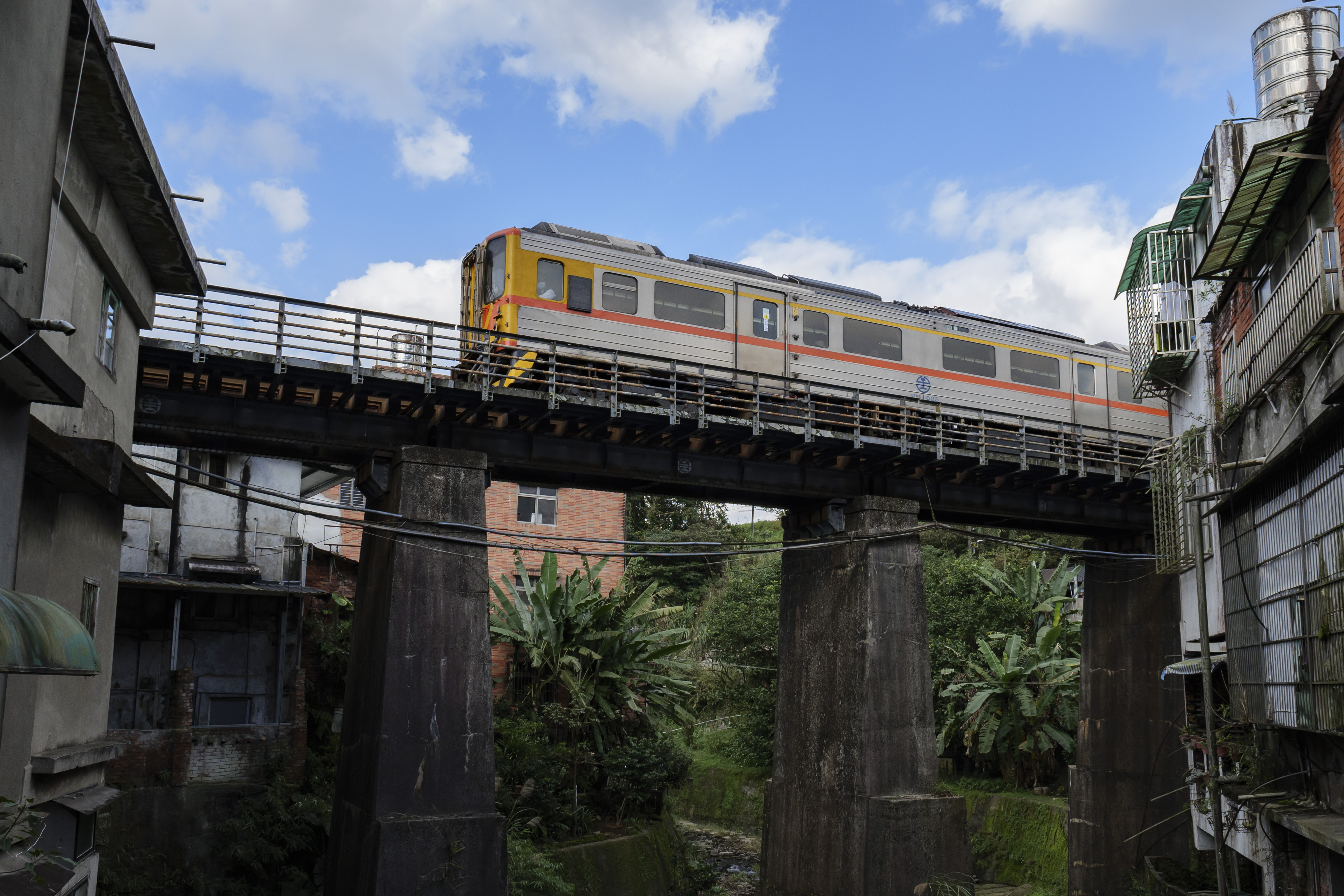  深入平溪老街內還能見到火車掠過住宅屋頂的奇景。(圖為屋頂上火車資料照)