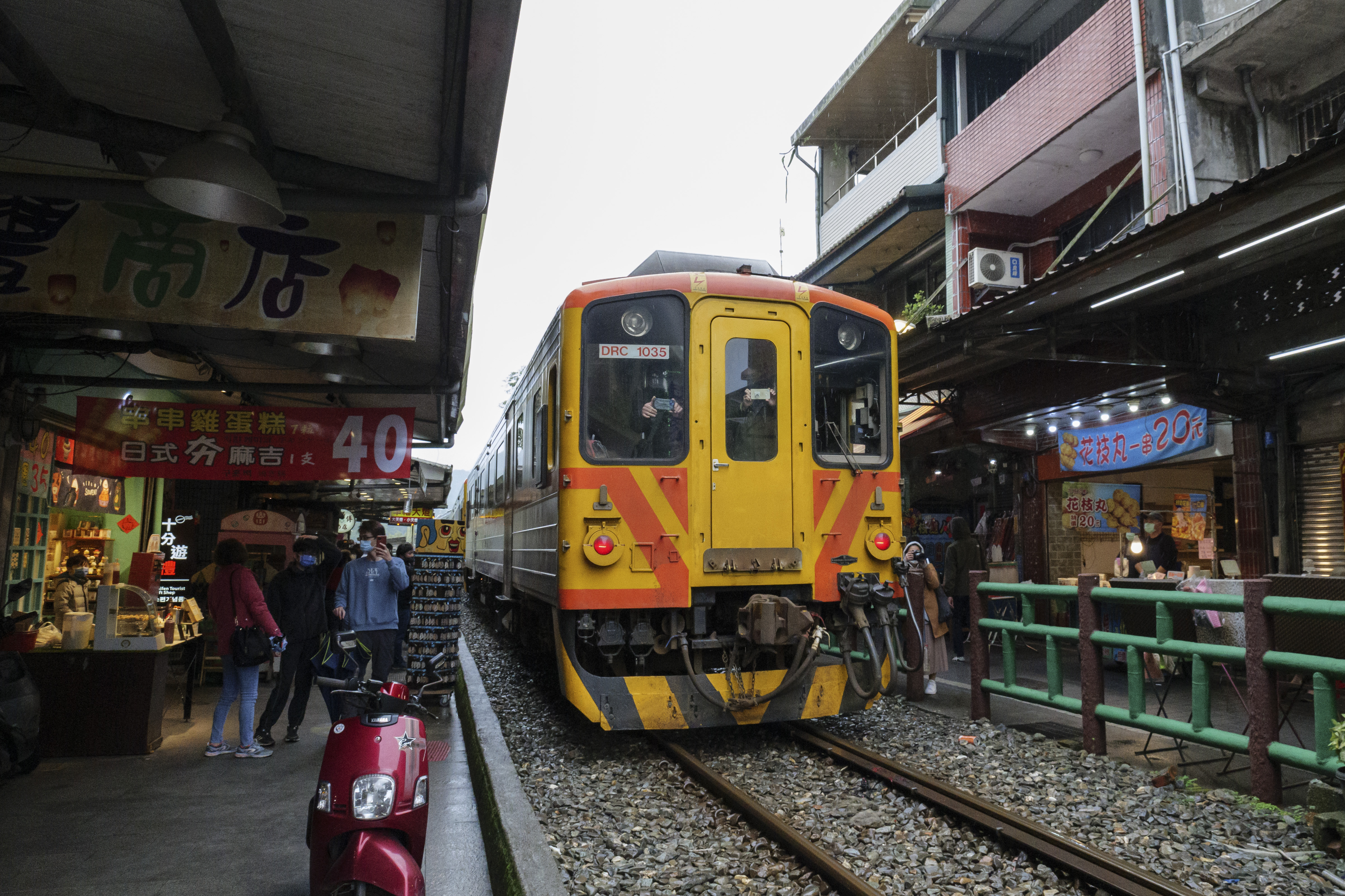  推薦民眾走訪十分老街，放盞天燈，體驗浪漫又具年節意義的祈福儀式感。(圖為十分老街資料照)