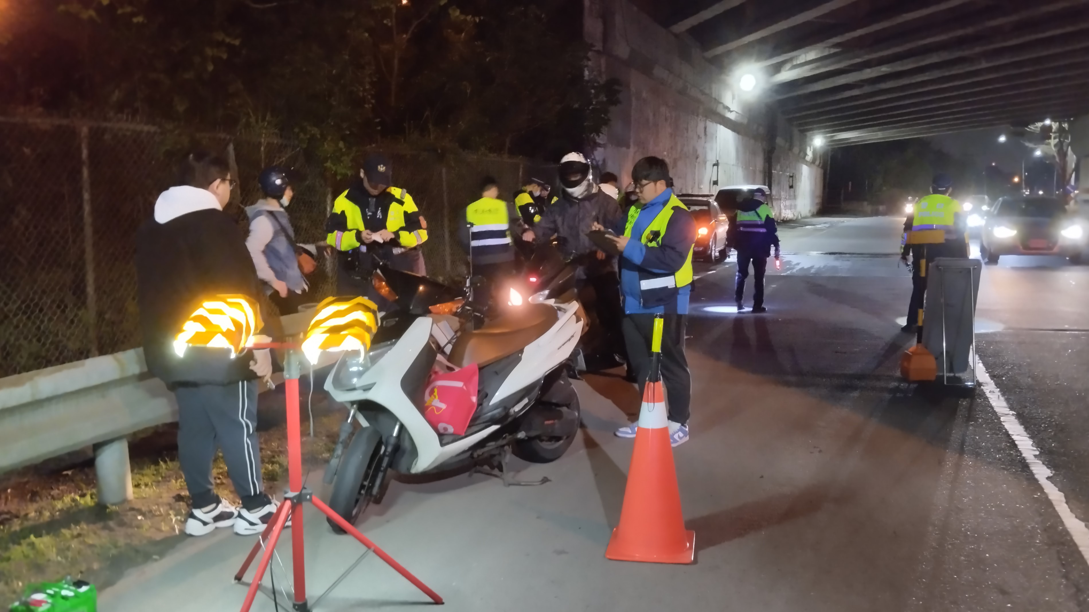 環警監共同合作打擊噪音車，確保道路安全與市民生活品質，共同維護安寧的居住環境