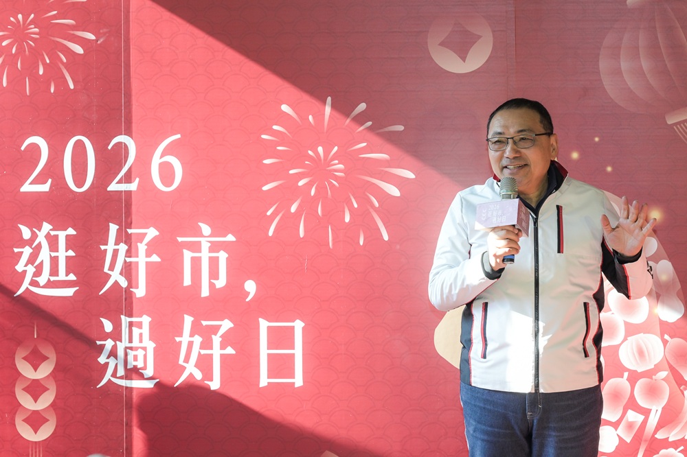 侯友宜市長表示，距離除夕圍爐只剩3天採買期，傳統市場買氣很旺，但自初一開始，傳統市場將陸續休市，民眾也可以到超級市場和大賣場補貨。