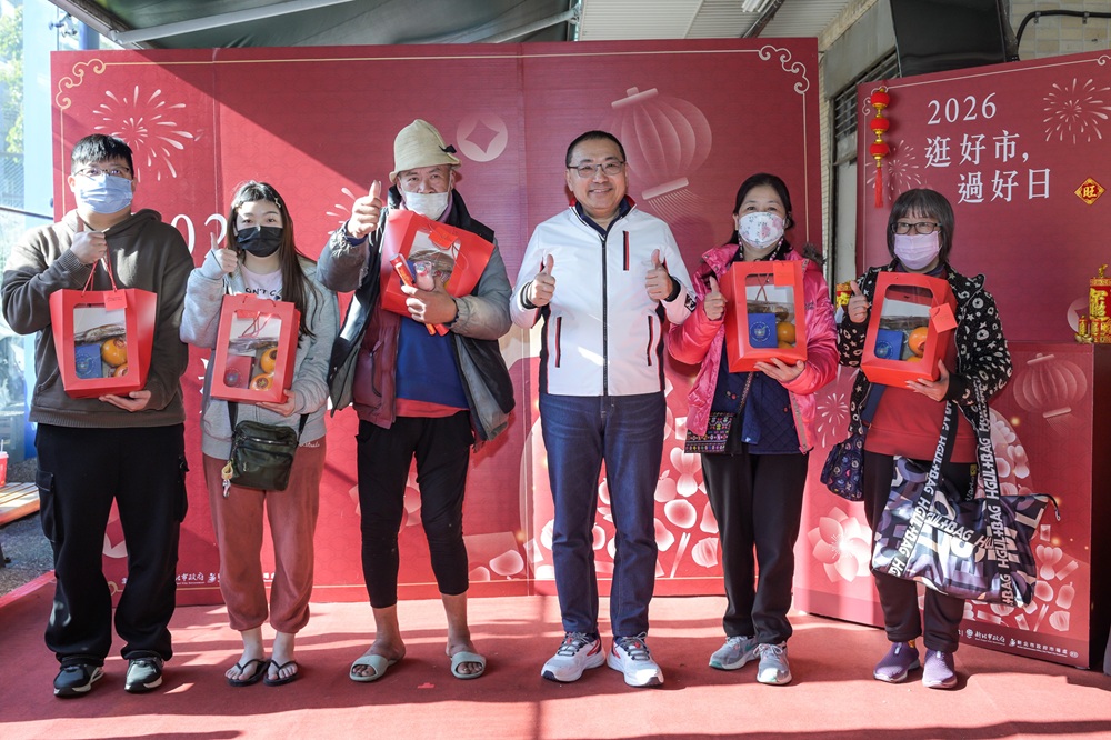 侯友宜市長加碼抽5位枋寮市場年節禮「迎春好禮包」。
