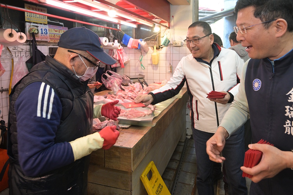 侯友宜市長今(13)日到中和枋寮市場發送新年福袋。