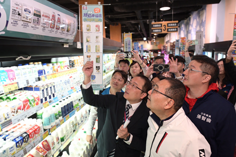 「新北鮮奶幸福週」將於春節後開始實施，侯友宜市長同步了解鮮奶專區設置進度。