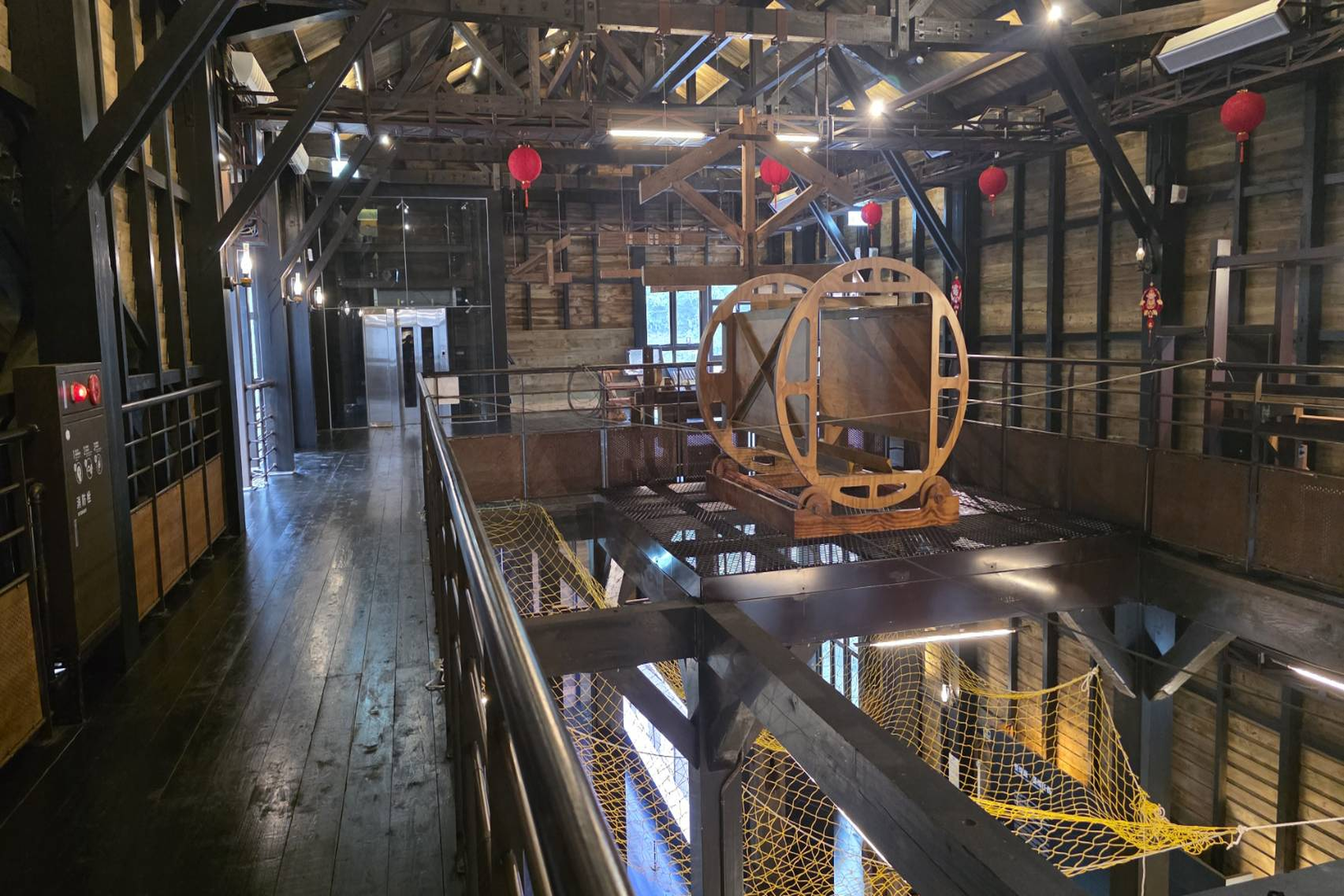  整煤廠翻車機遺跡，被譽為礦業動能之源，負責礦車翻轉卸煤，是煤炭流轉的重要樞紐。