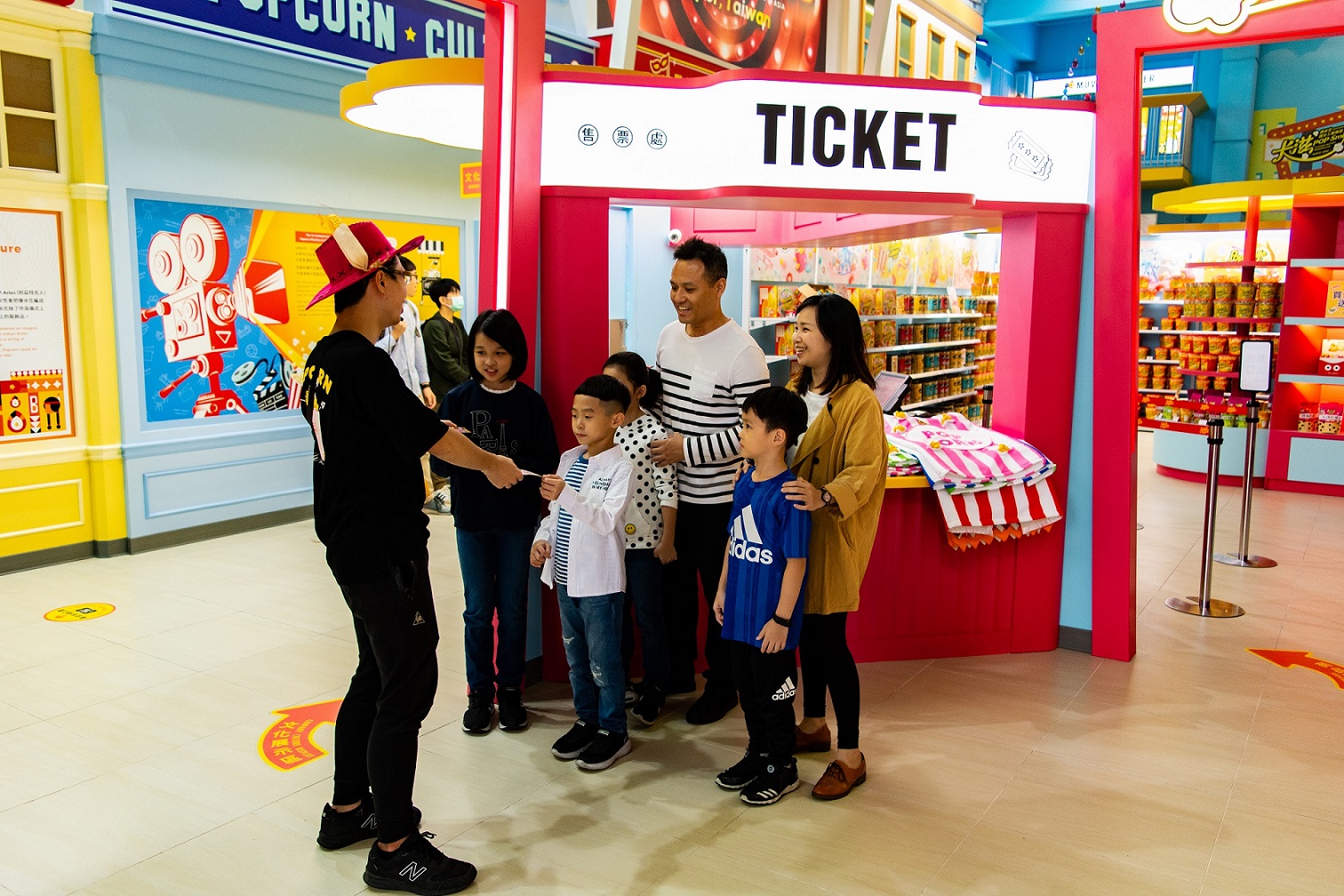 位於八里左岸旁的「卡滋爆米花觀光工廠樂園」，以國民零食爆米花為主題，結合食品製程展示、互動體驗與親子遊憩空間，讓民眾深入了解爆米花從原料選用、製作到包裝的完整過程。