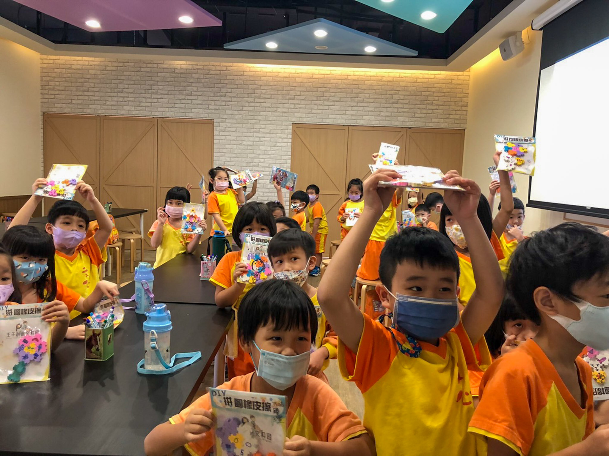 位於林口區的「王子文具創意國」以文具產業為核心，透過生動展示區與DIY體驗，帶領民眾認識文具設計、製造與創意應用。