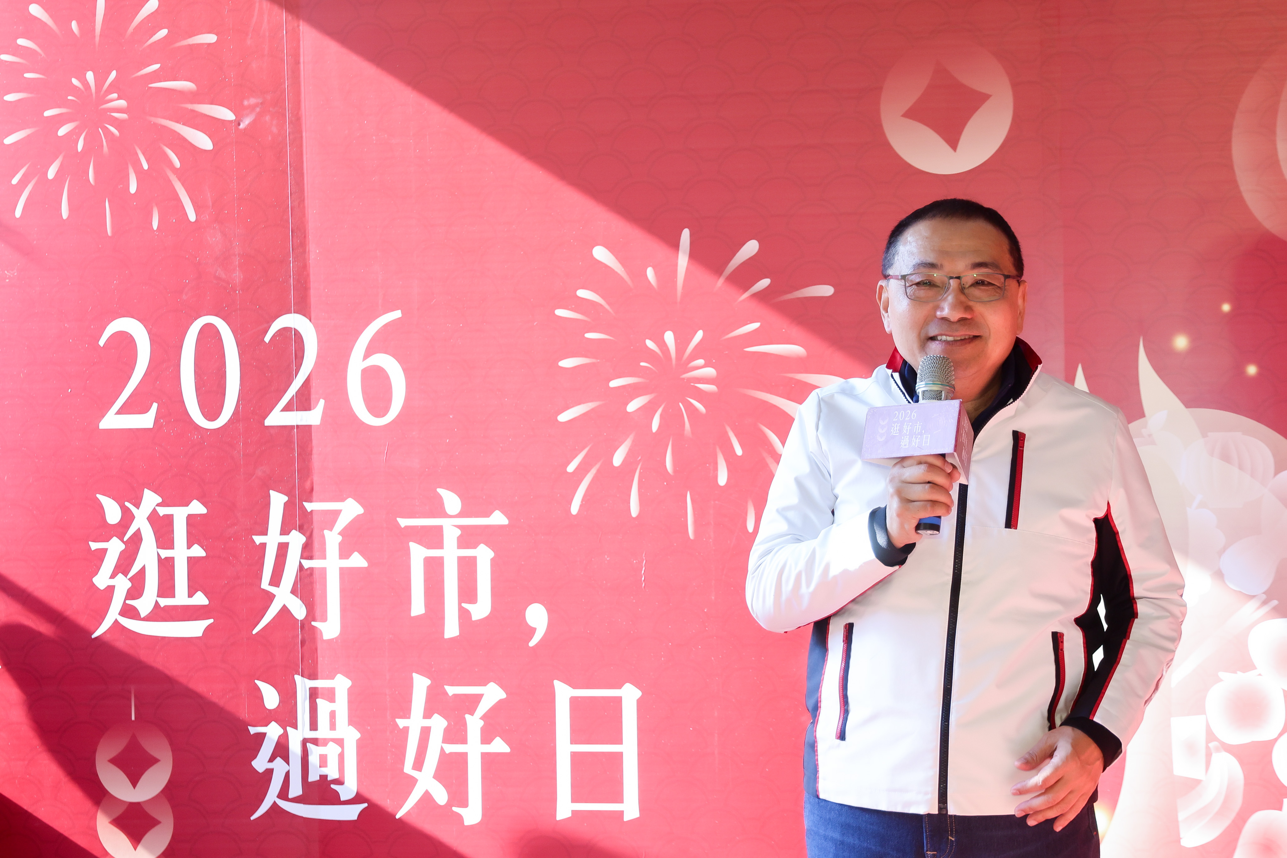  侯友宜引用新北馬年春聯「馬祥厚運（馬上好運）」，祝福攤商、市民朋友萬馬奔騰、生意興隆，團圓過好年。