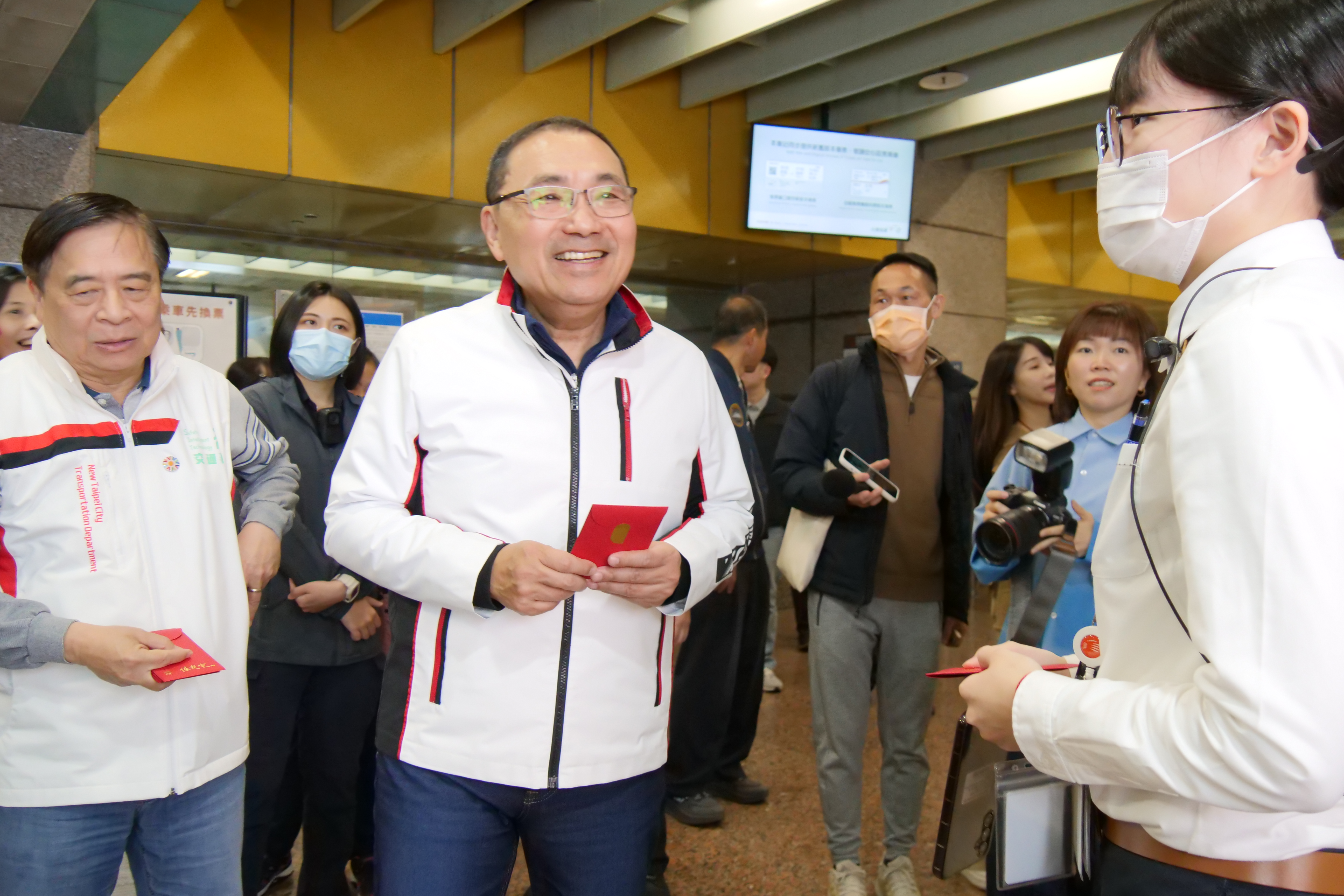 侯市長發送福袋慰勞春節疏運第一線人員