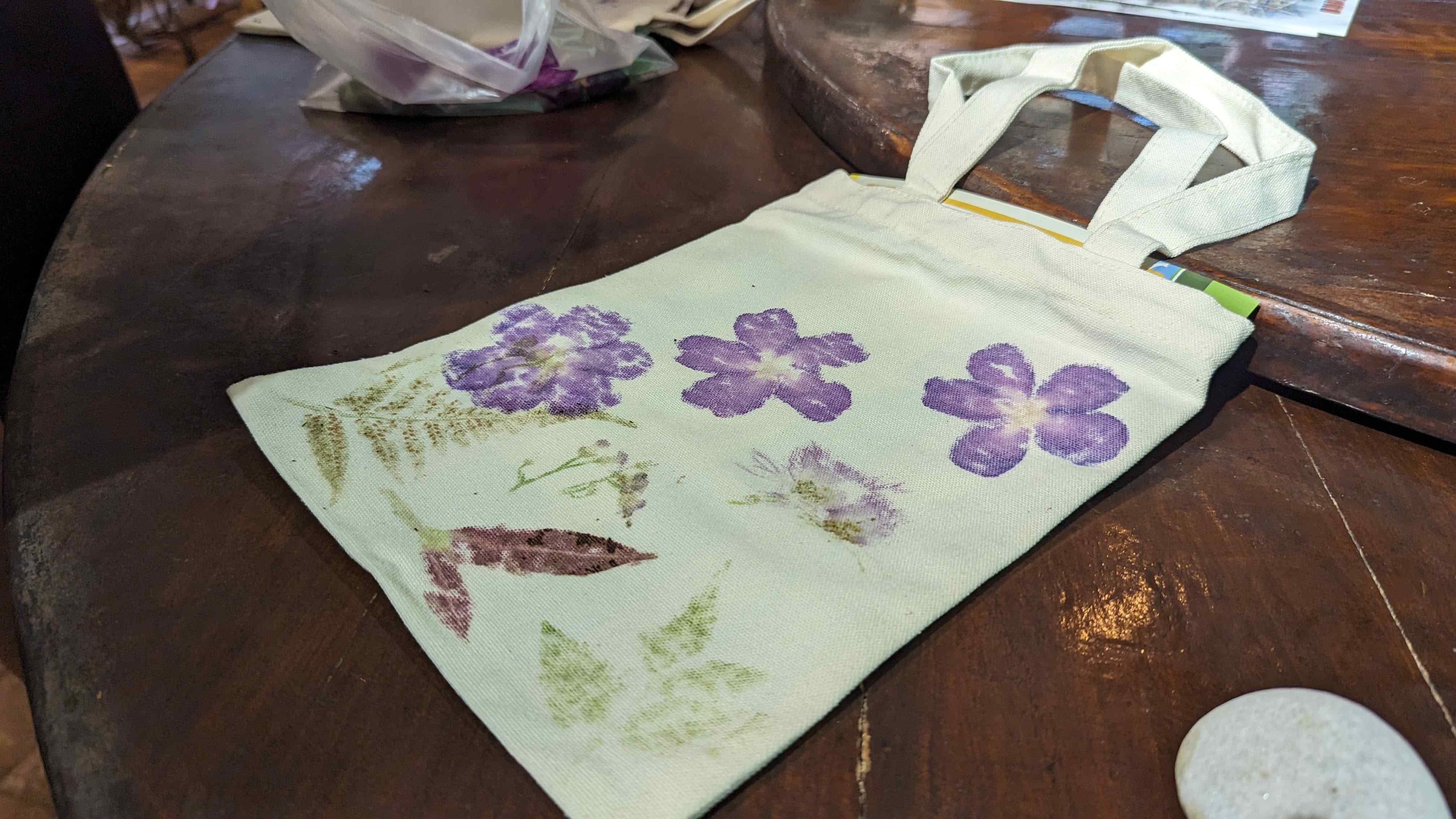 野植錘染麻布袋體驗，將滬尾在地植物色彩敲進布料