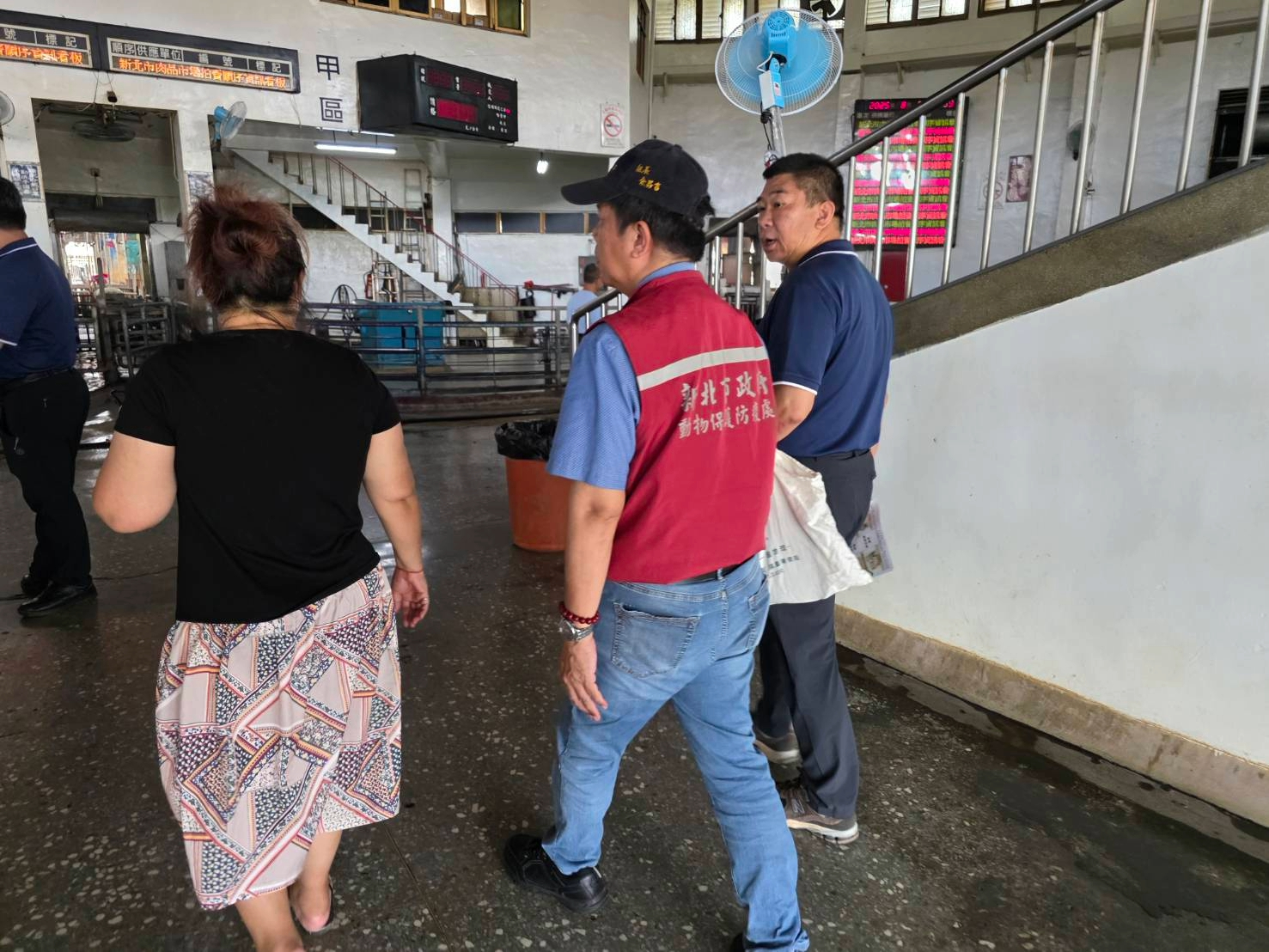 動保處至肉品市場宣導消毒防疫政策
