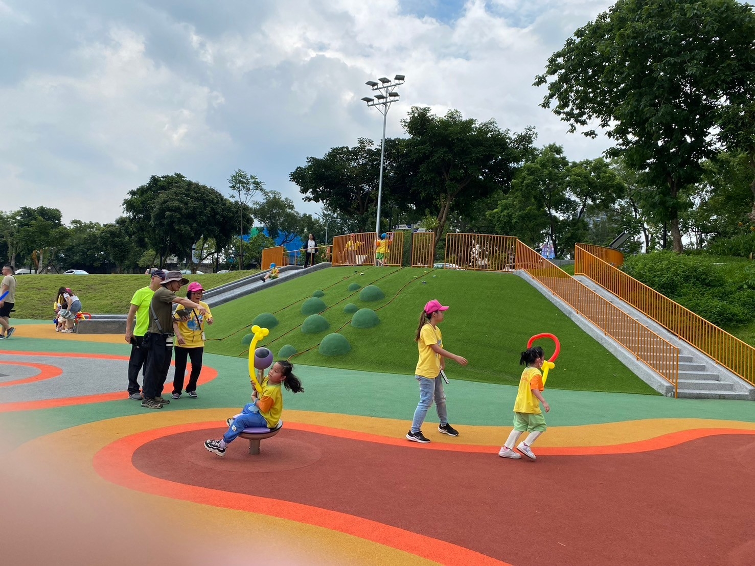  新店親情河濱公園以繽紛馬卡龍色系打造的「親子夢遊天地」