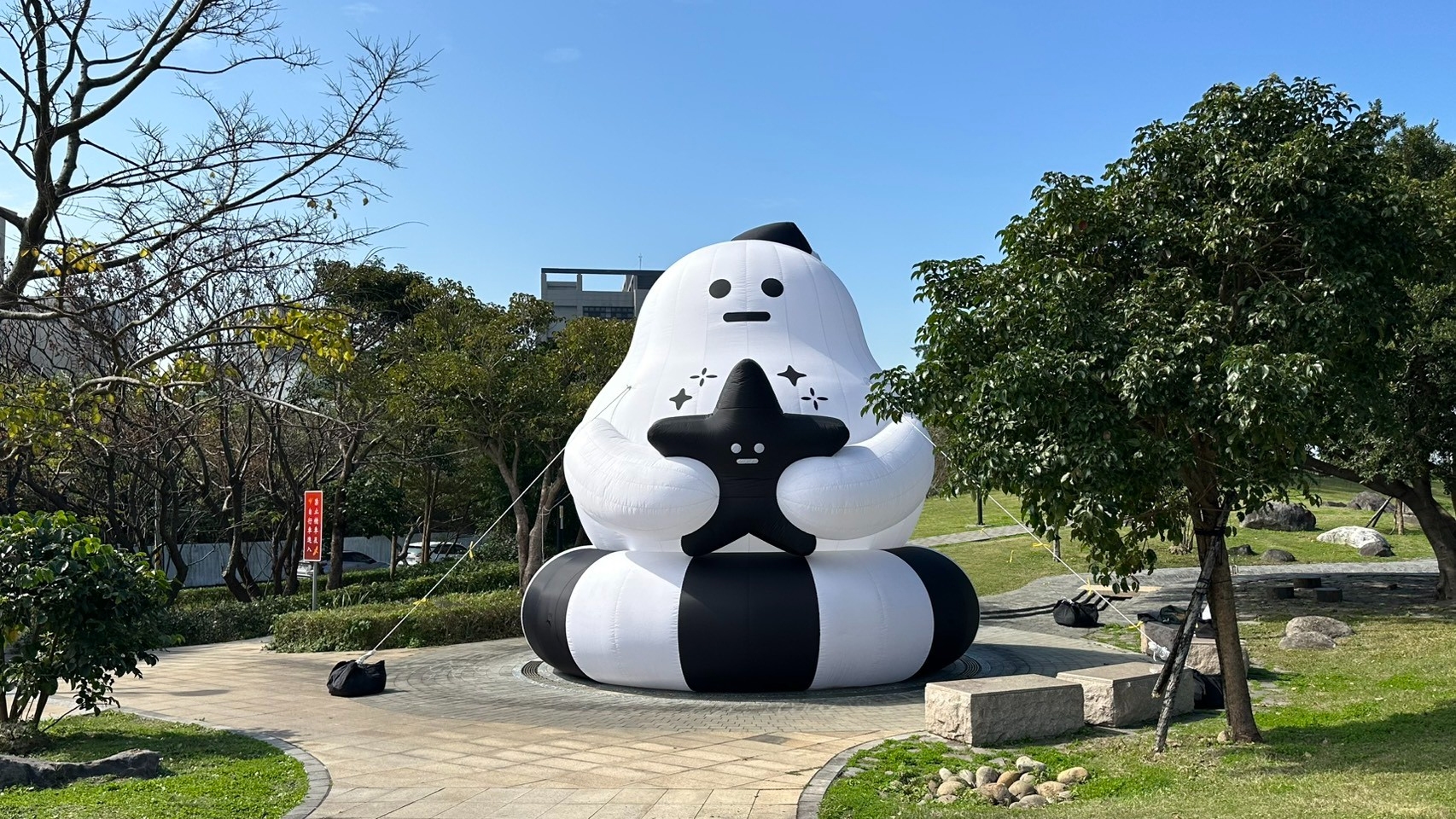  超萌角色雲朵阿Q現身八里左岸漫步廣場陪伴大家迎新年