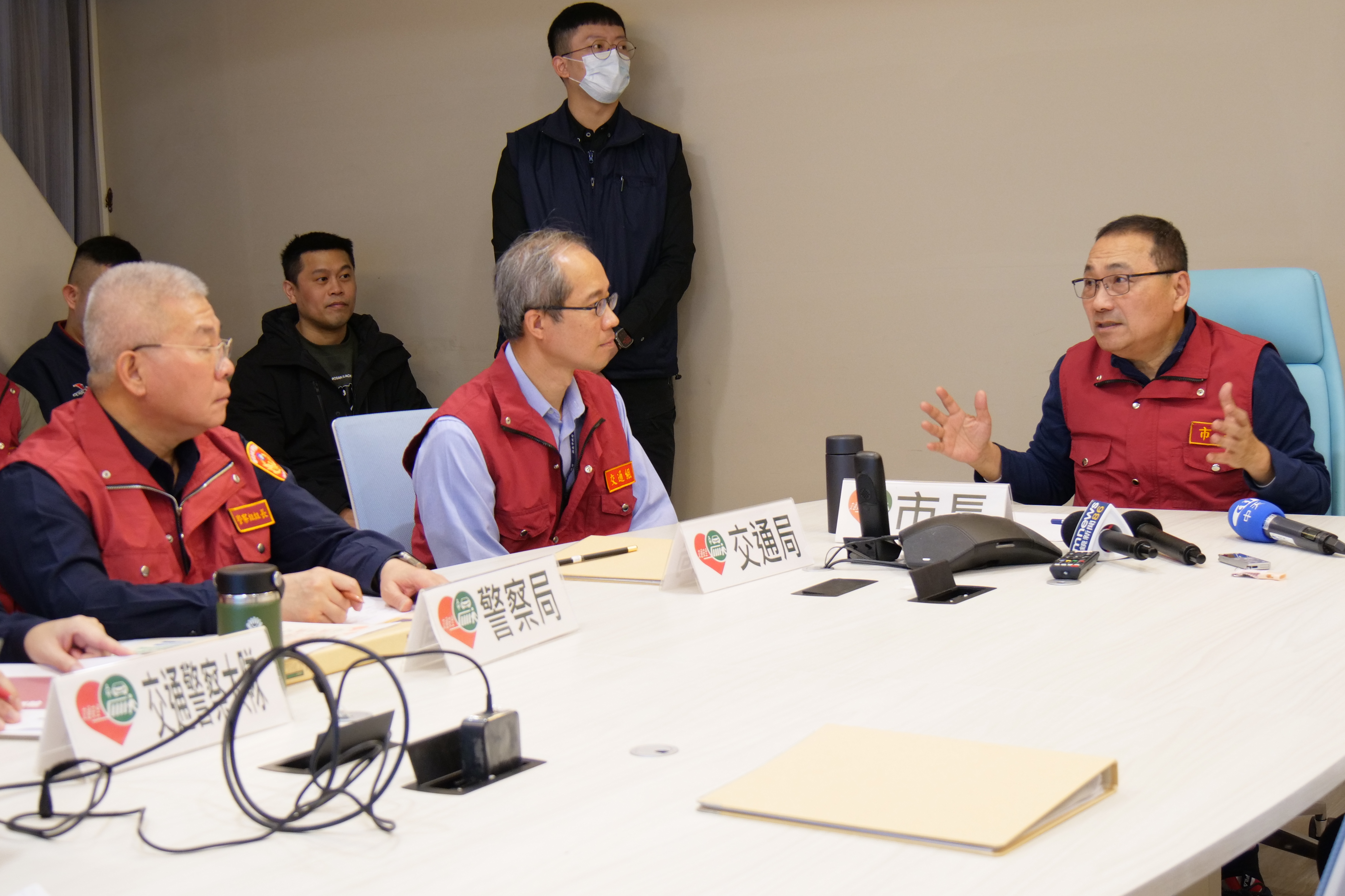 新北市長侯友宜上午至交通局交通戰情室了解國道及新北市境市區主要道路