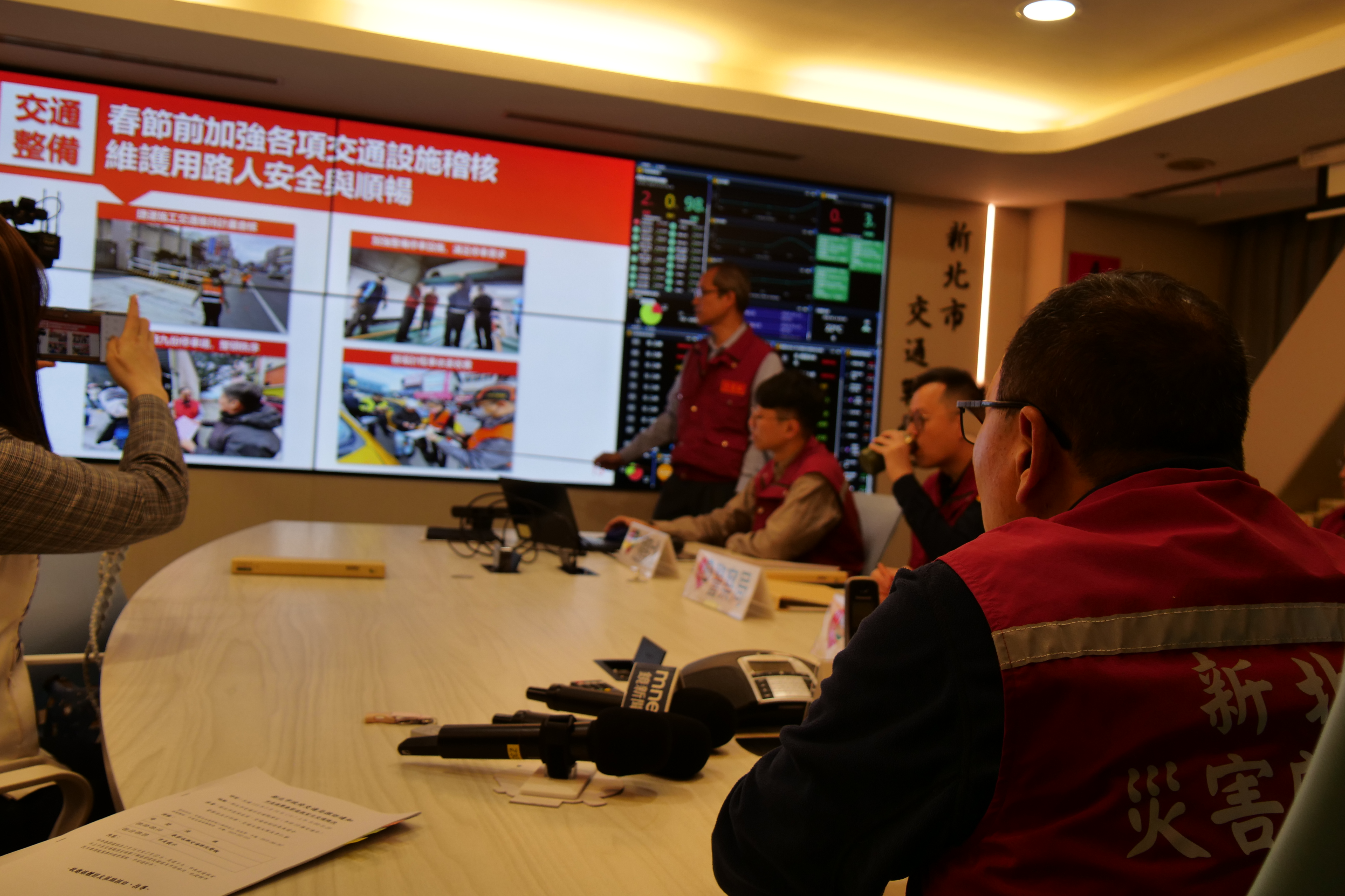 市長上午至交通局交通戰情室了解國道及新北市境市區主要道路