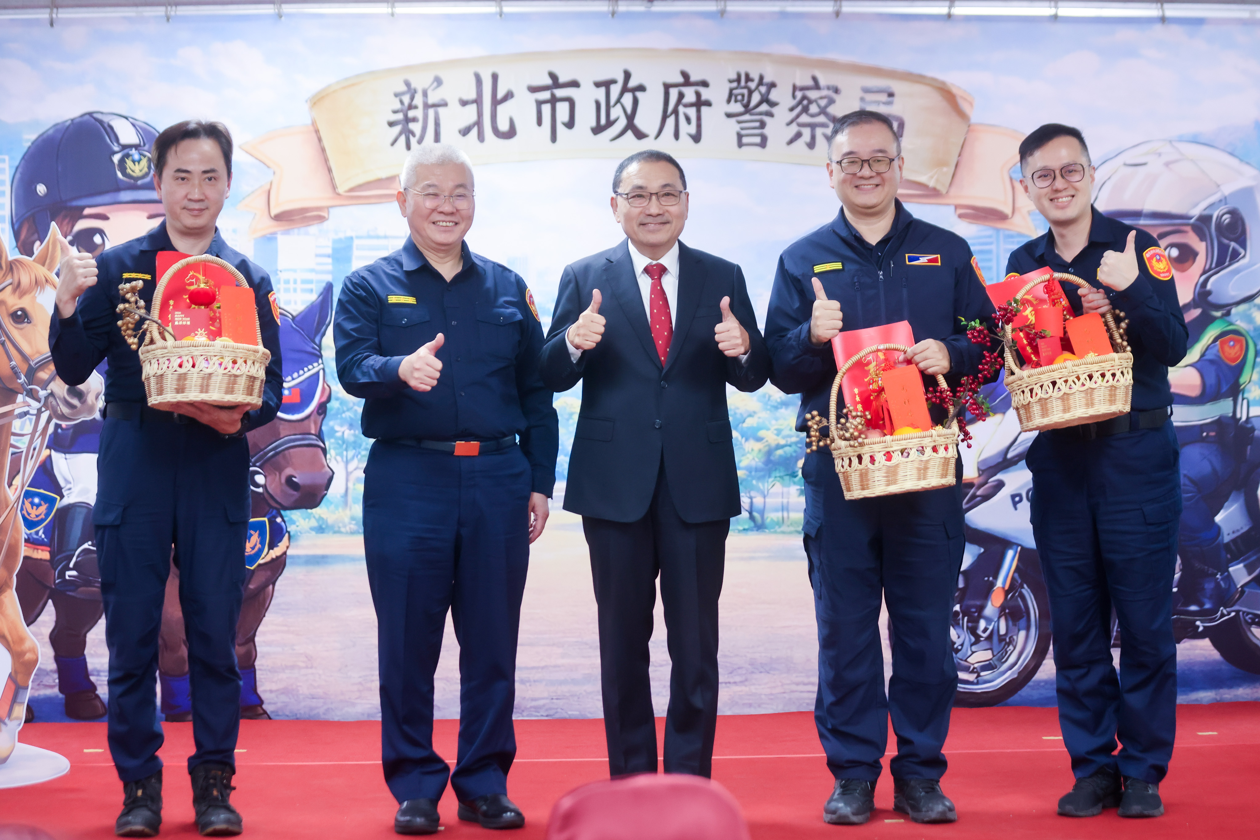 侯友宜慰勞保安大隊、交通大隊及婦幼隊員警，並致贈新春福袋、水果禮盒及加菜金