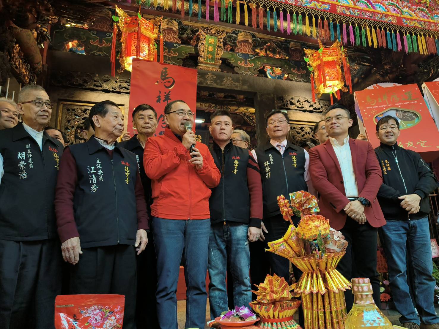 侯友宜市長接續至板橋接雲寺上香祈福，祈求眾神守護市民平安。