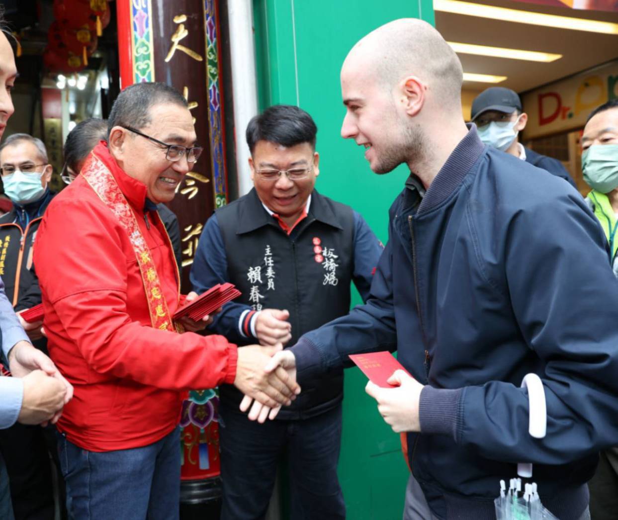 侯友宜於慈惠宮親發馬年福袋分享喜氣，吸引外國友人排隊體驗台灣道地年味。