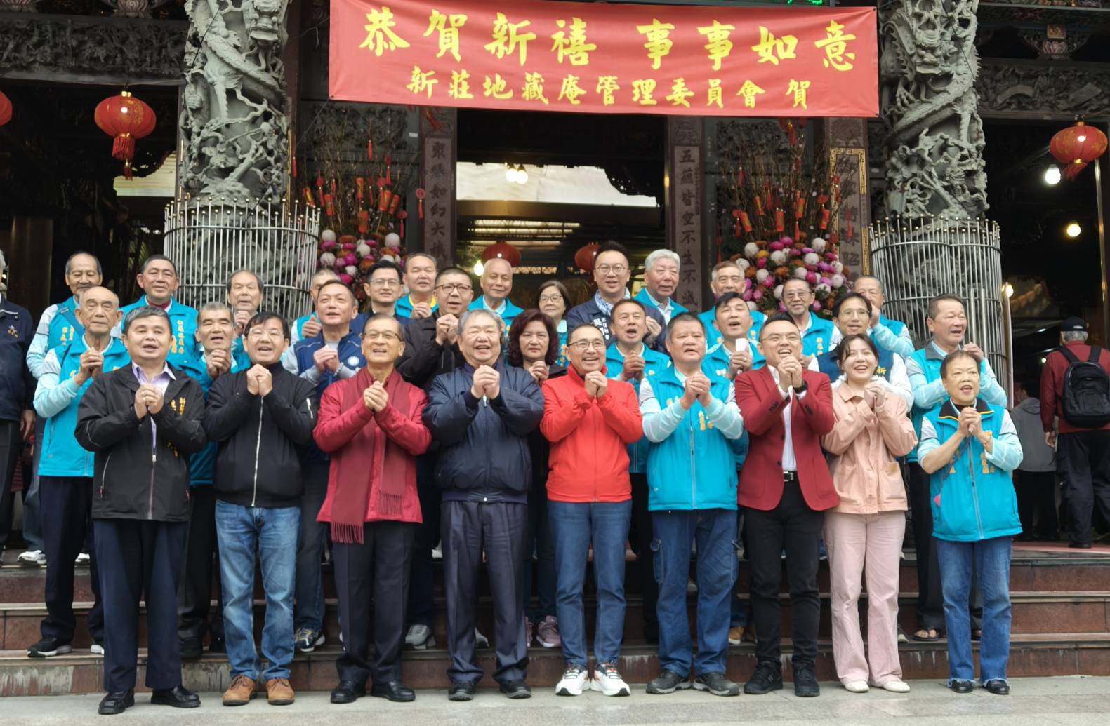 市長侯友宜於新莊地藏庵參拜並與眾人合影，祈求馬年市政昌隆、平安順利。