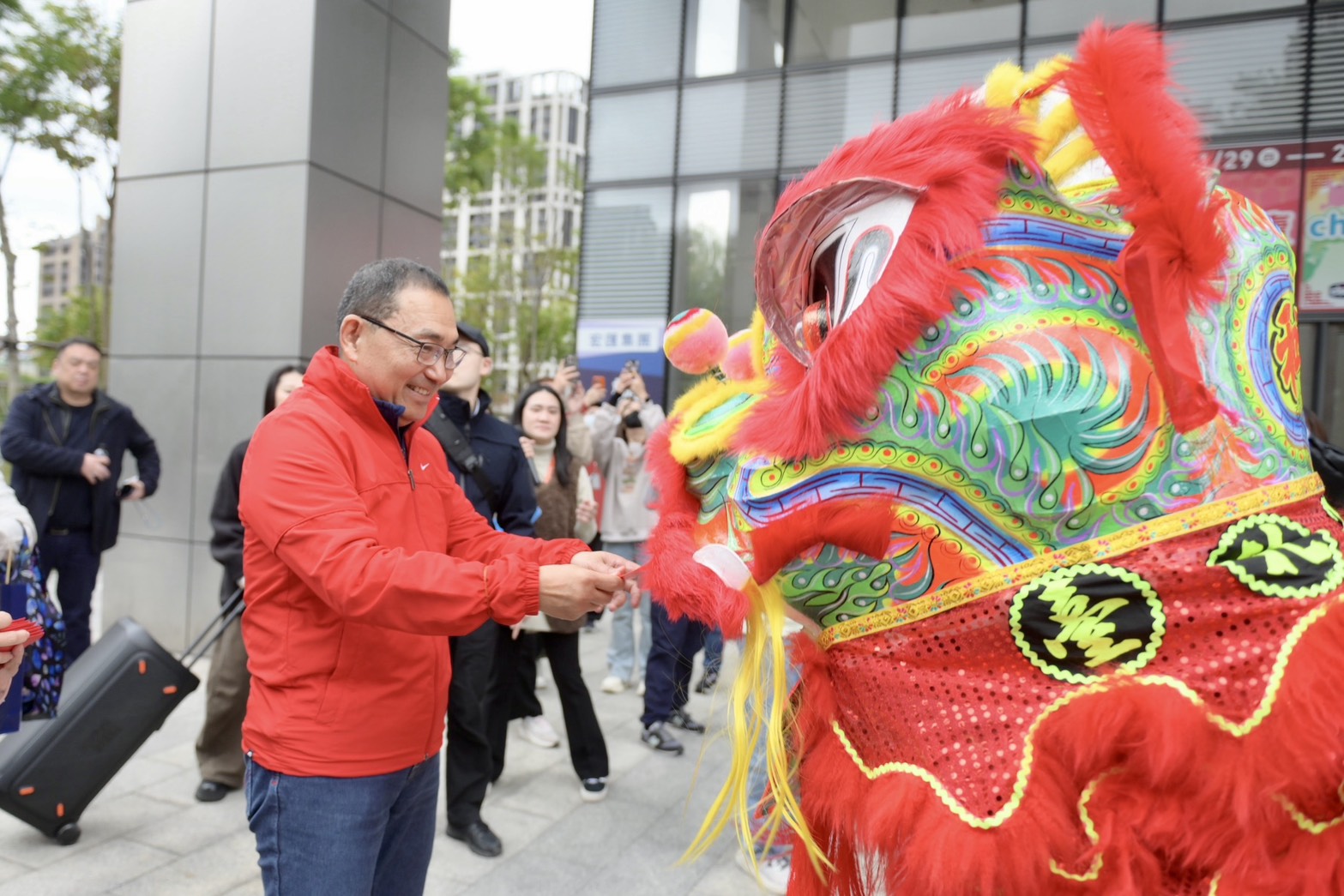 新北市長侯友宜今(17)日前往新莊宏匯廣場走春。