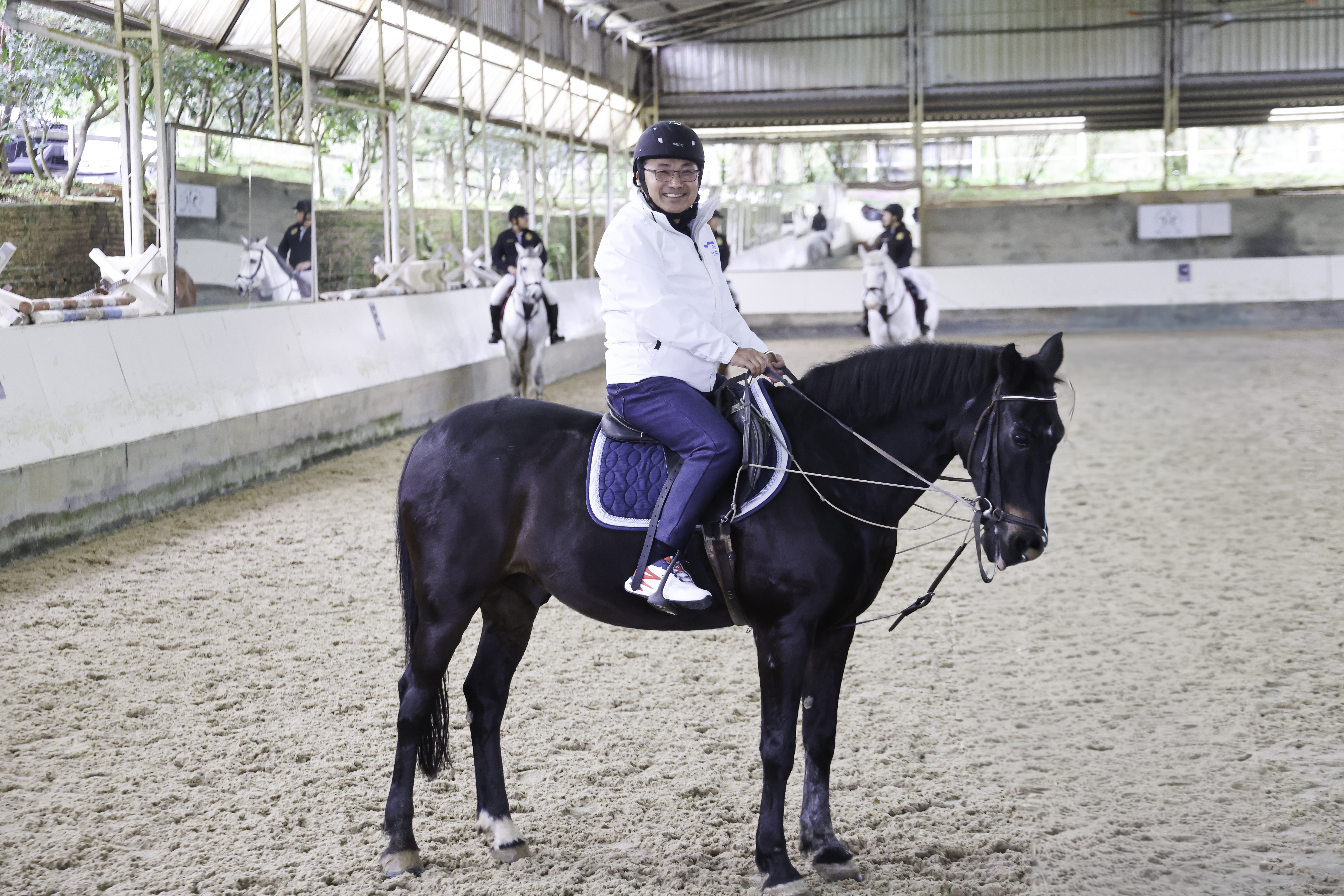 侯友宜在馬術教練及騎警隊員的指導下，體驗上馬、步伐控制等基本馬術訓練。