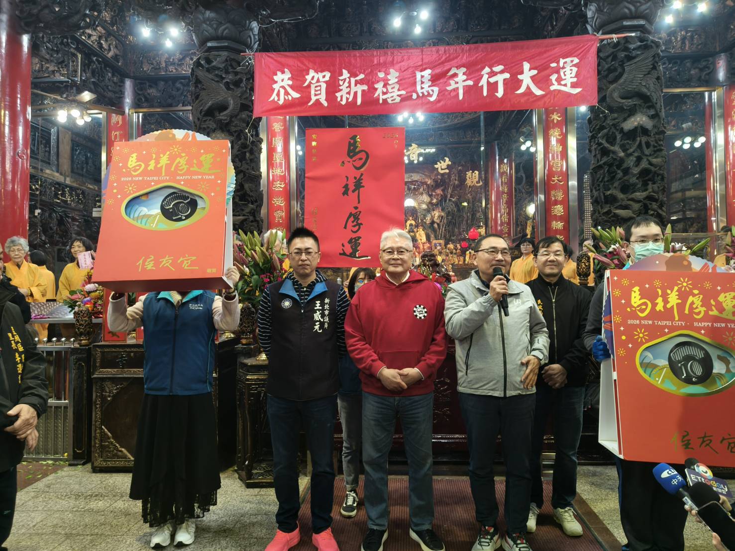 ​友宜市長於湧蓮寺致詞，祝福蘆洲鄉親新年快樂，現場充滿濃濃馬年走春喜氣。
