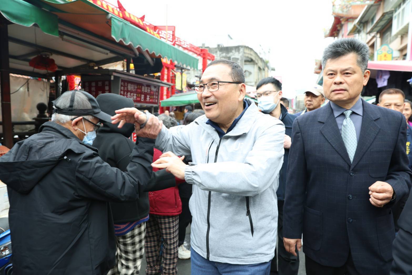 侯友宜市長接續至保和宮參拜，現場民眾熱情夾道歡迎並爭相握手。