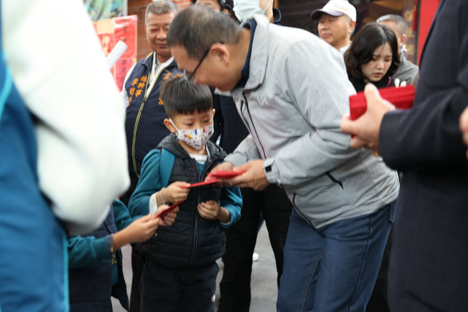 侯友宜市長與小朋友介紹馬年福袋上面的祝福寓意。