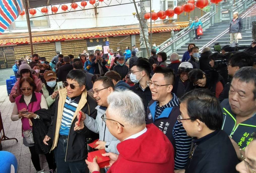 ​侯友宜親自發放「馬上有錢」新春福袋，將福氣與財氣分享給大排長龍的市民朋友。
