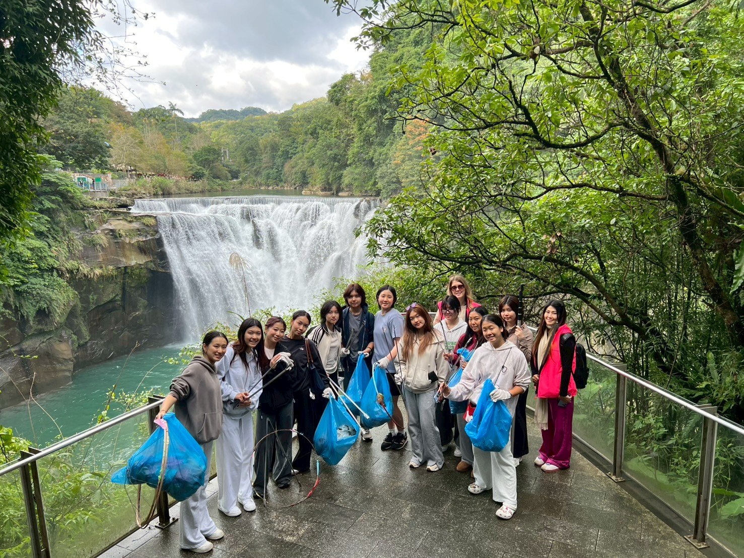 龍安社區結合礦業文化、天燈意象與生態環境，提供導覽及手作等活動，圖為澳洲大學到龍安社區淨山