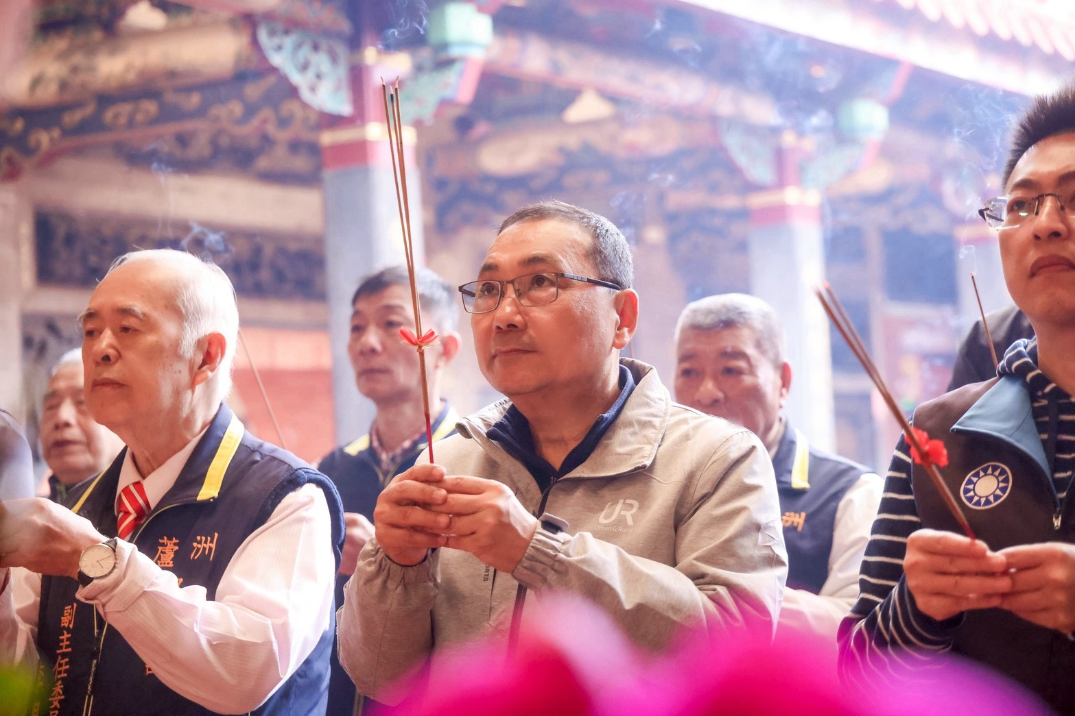 侯友宜向神明祈求市民平安健康及市政建設順利，並於現場發送新年福袋。
