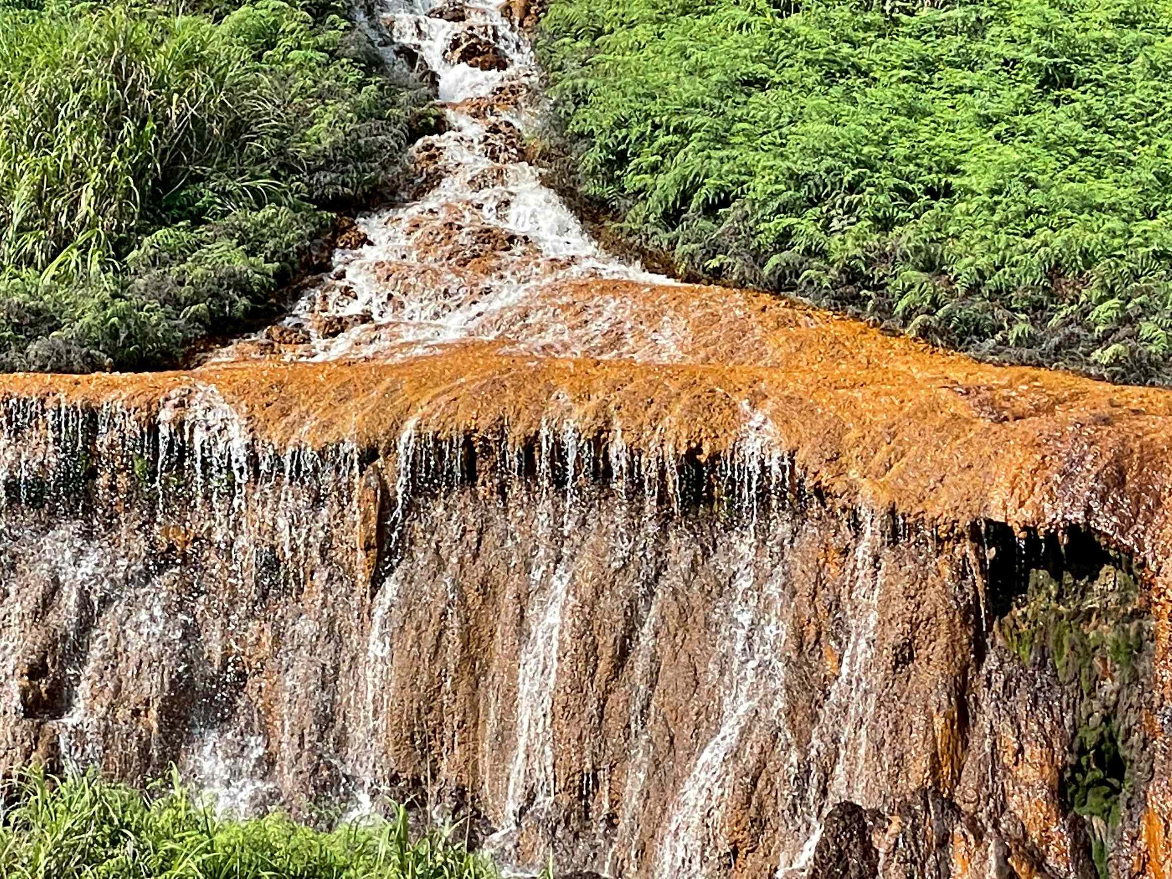 「黃金瀑布」因酸性礦山排水在流經的地方氧化，蓋上一層厚厚的鐵鏽沉澱，進而形成著名的地質景觀