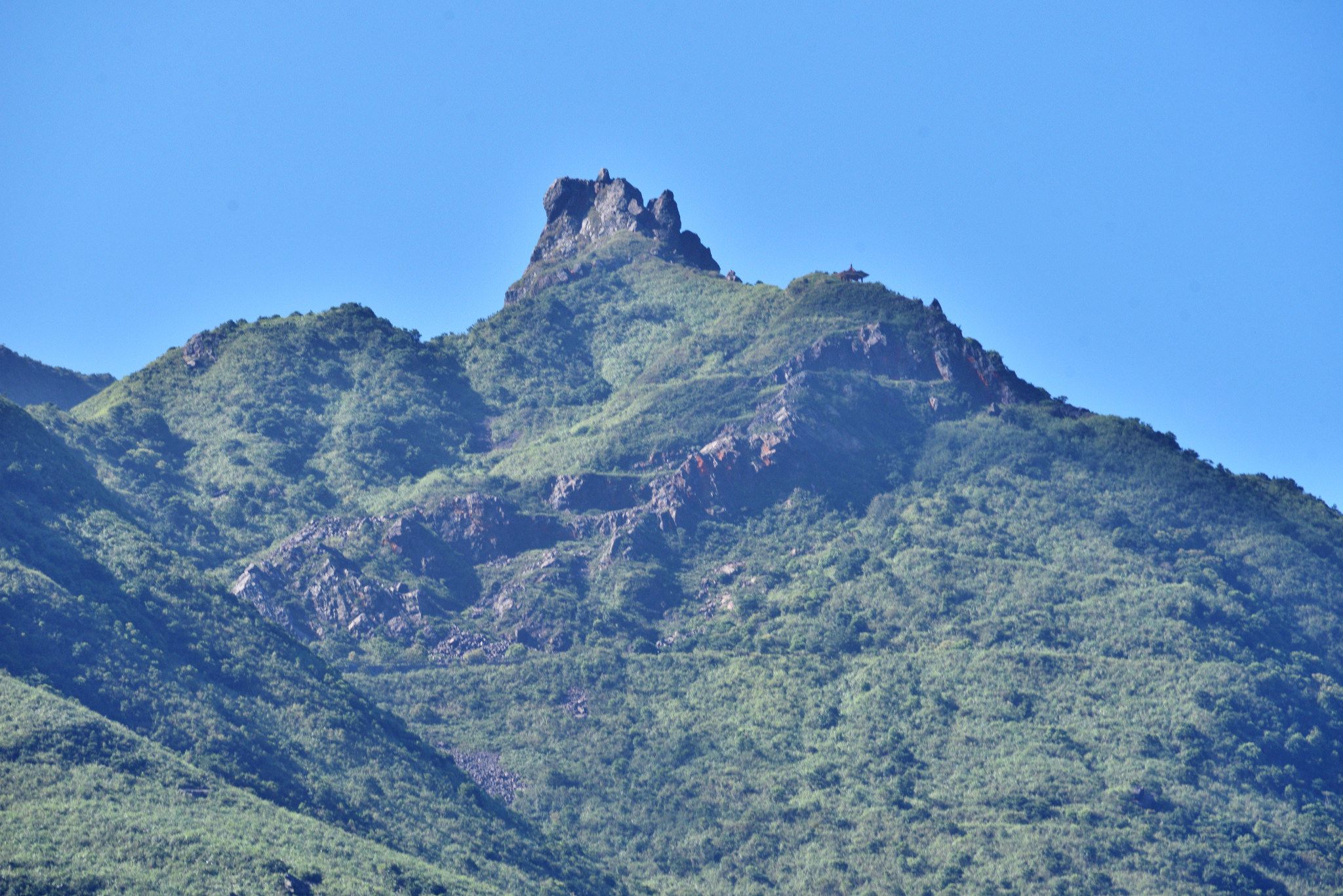 茶壺山海拔約600公尺，從金瓜石往山頂望去，山頂形狀像是一隻沒有把手的茶壺而得名