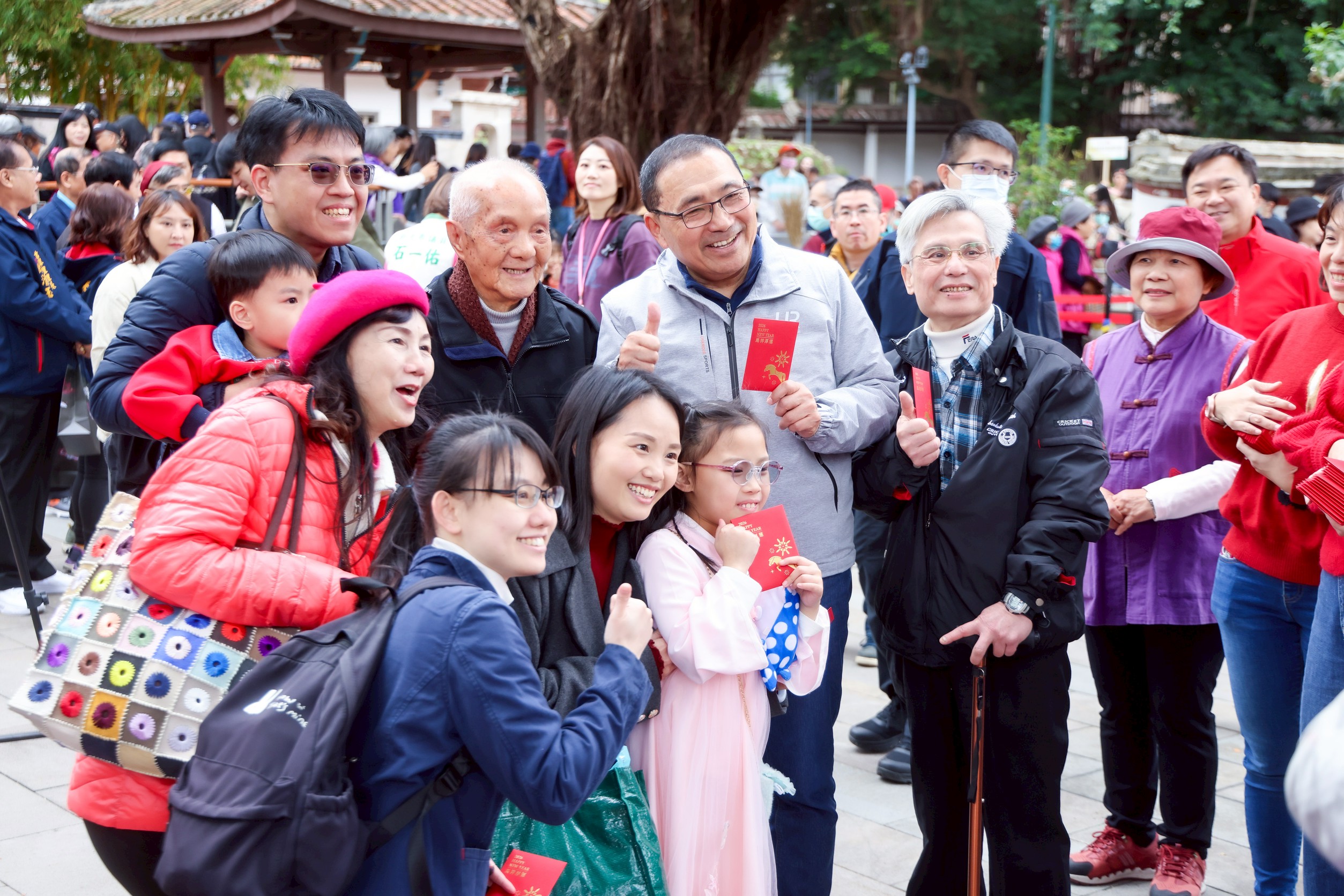 國定古蹟林本源園邸於今（18）日大年初二正式開園，新北市長侯友宜前往林本源園邸發放馬年福袋。