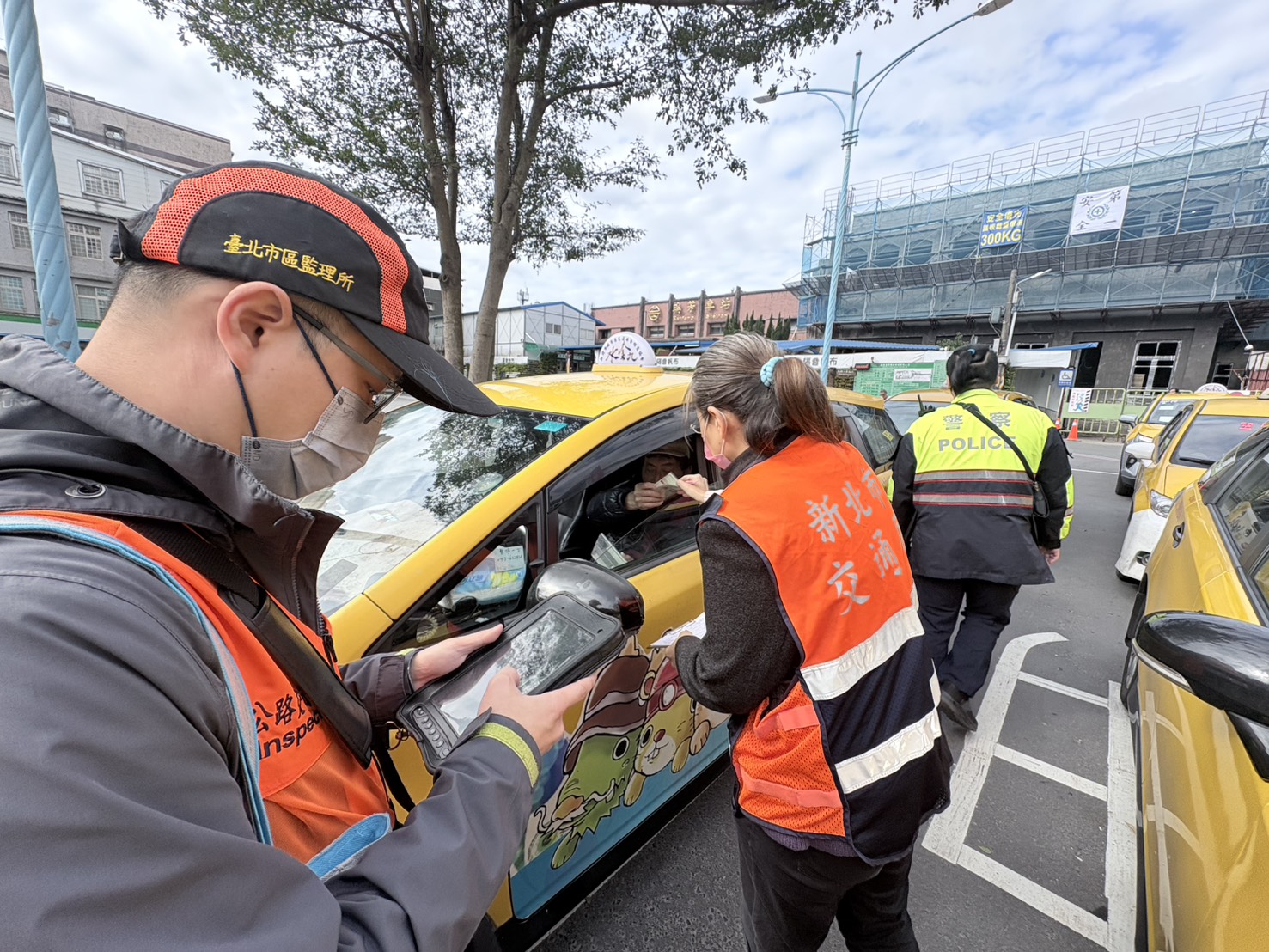市府聯合稽查小組查處民間停車場哄抬收費及計程車違規喊價行為