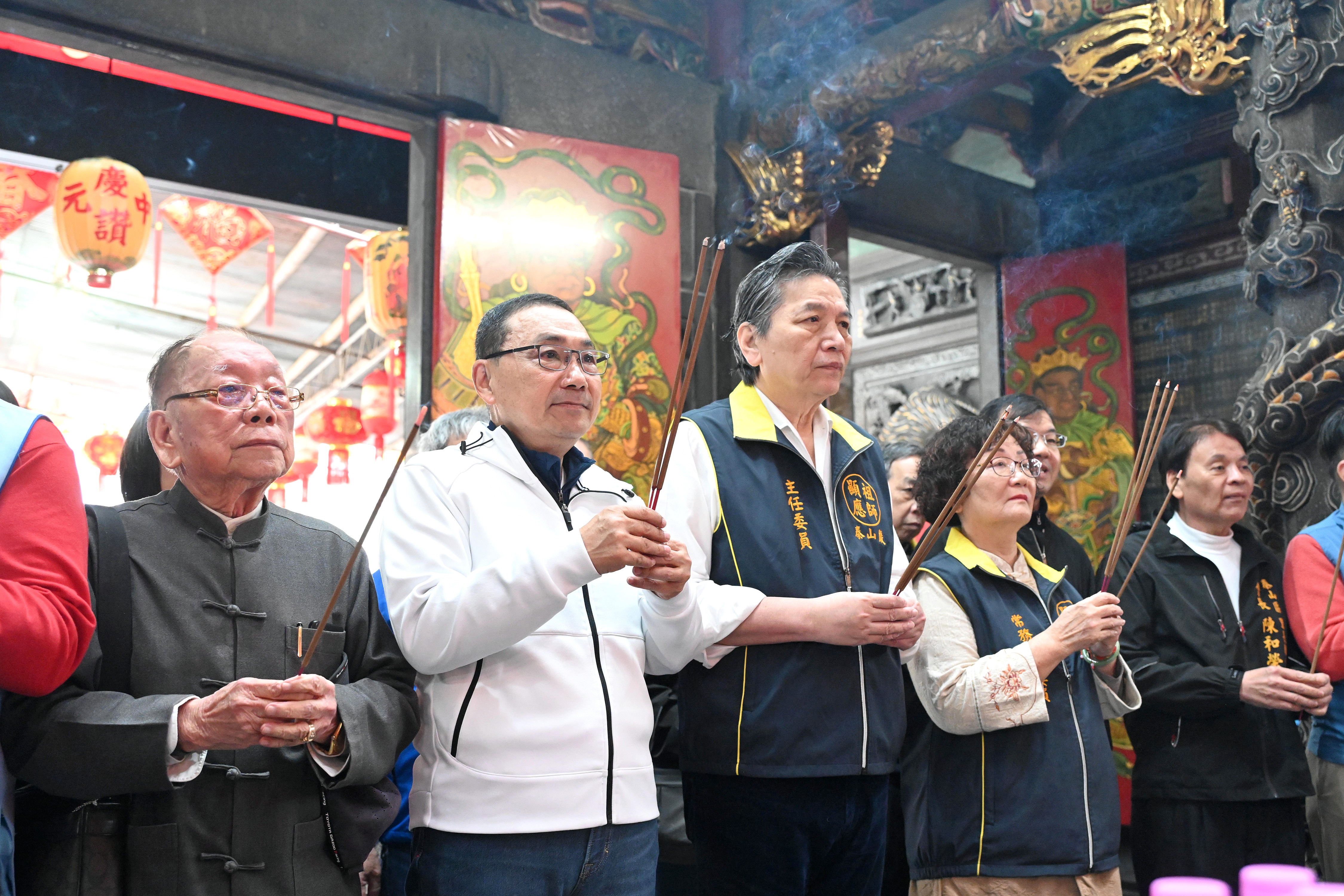 侯友宜大年初三走訪新北市泰山巖、顯應祖師泰山巖、三重安北宮及五股賀聖宮。