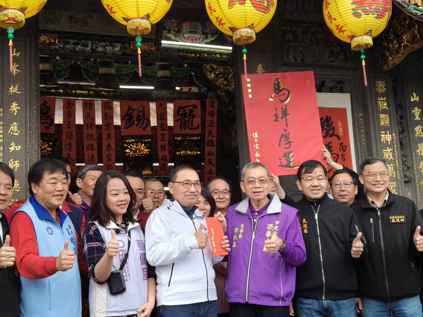 市長侯友宜首站抵達泰山巖參拜，虔誠敬獻香油錢感念顯應祖師庇佑，並祈求馬年國泰民安。