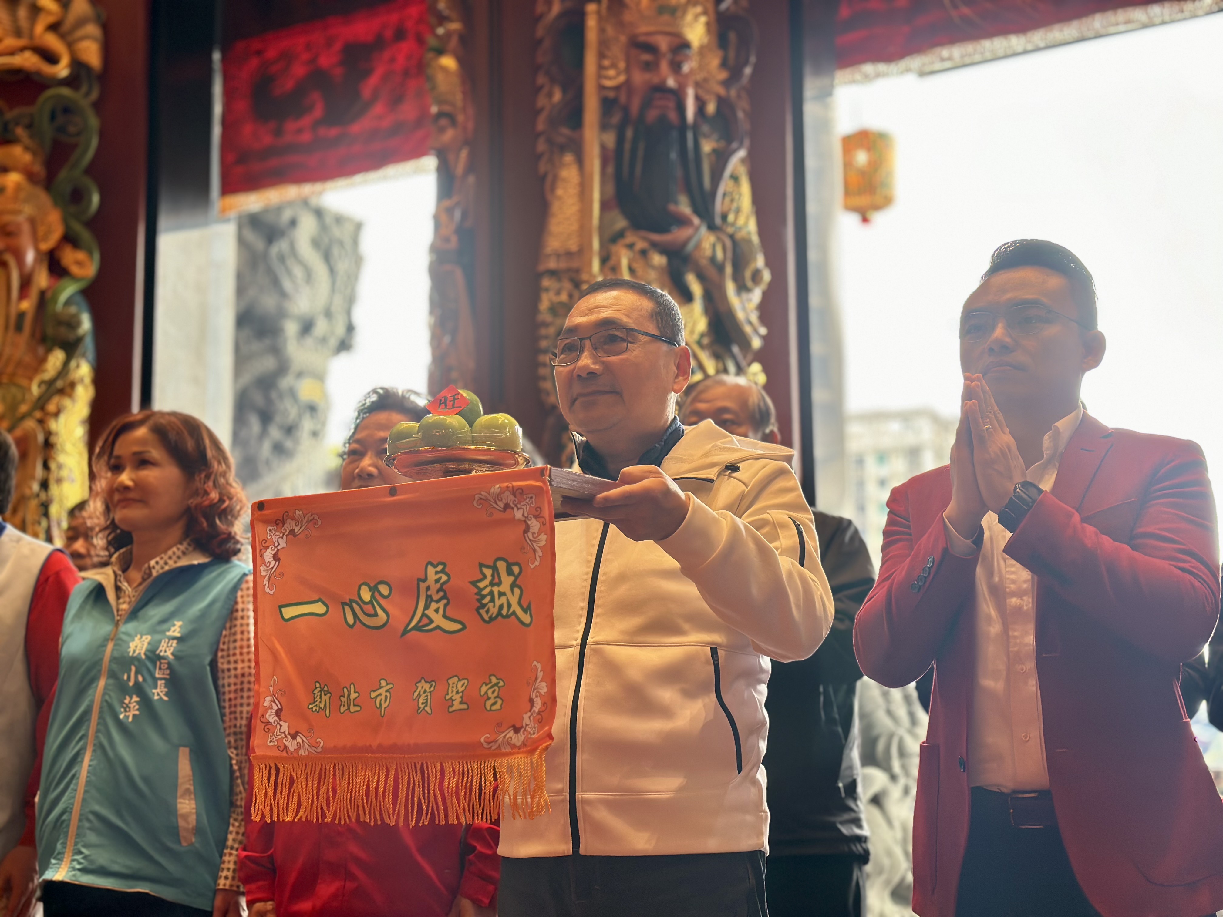 市長於五股賀聖宮參拜，感謝廟方長年辦理冬令救助與獎助學金，讓善的循環持續發酵。