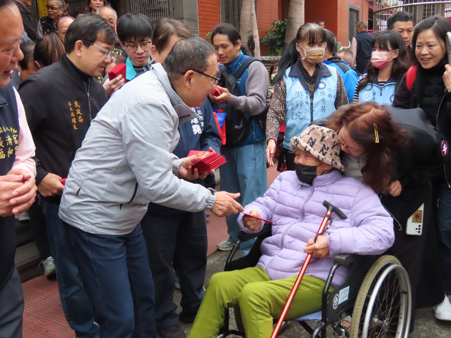 侯友宜市長發放福袋，祝福市民新年快樂、賺大錢。