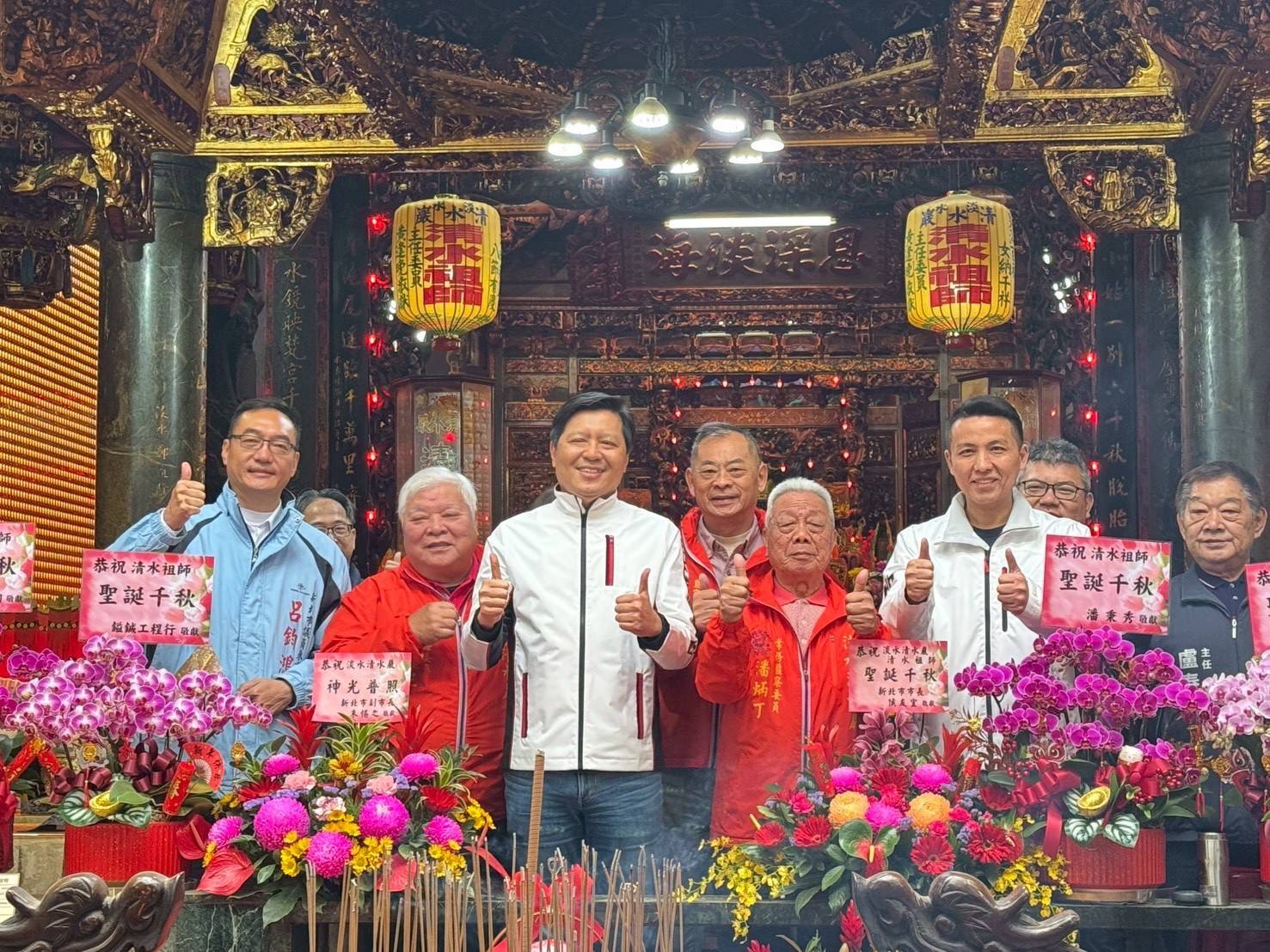 今日副市長朱惕之亦前往淡水(淡水清水巖)，與市民朋友分享過年喜氣。