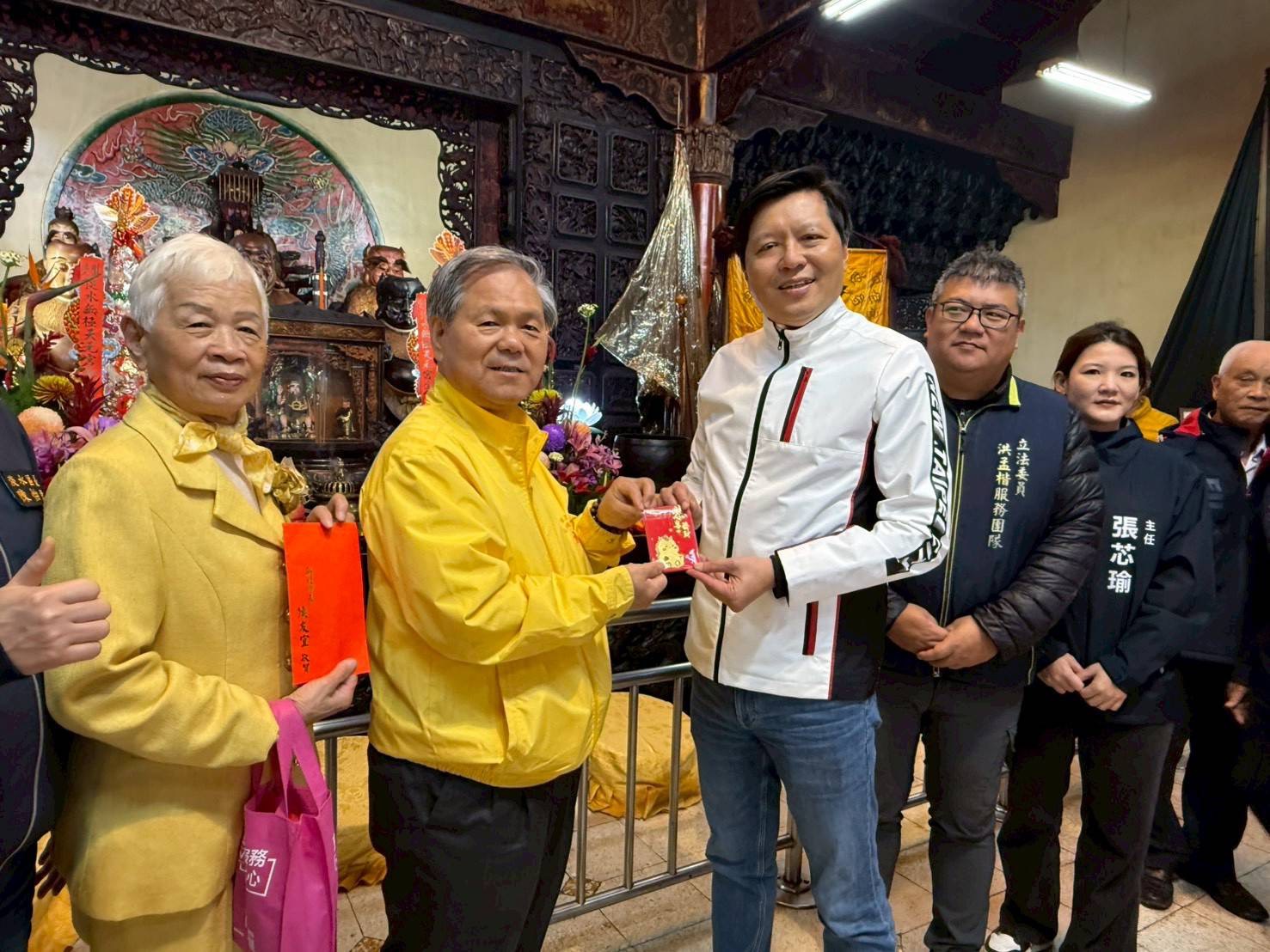 今日副市長朱惕之亦前往淡水(淡水無極天元宮)，與市民朋友分享過年喜氣。