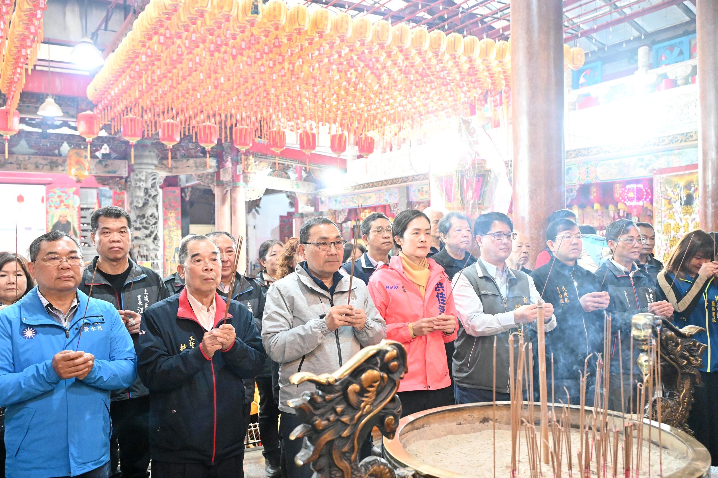 新北市長侯友宜前往土城五穀先帝廟祈福參拜，並發放新春福袋，祈求新的一年豐衣足食。