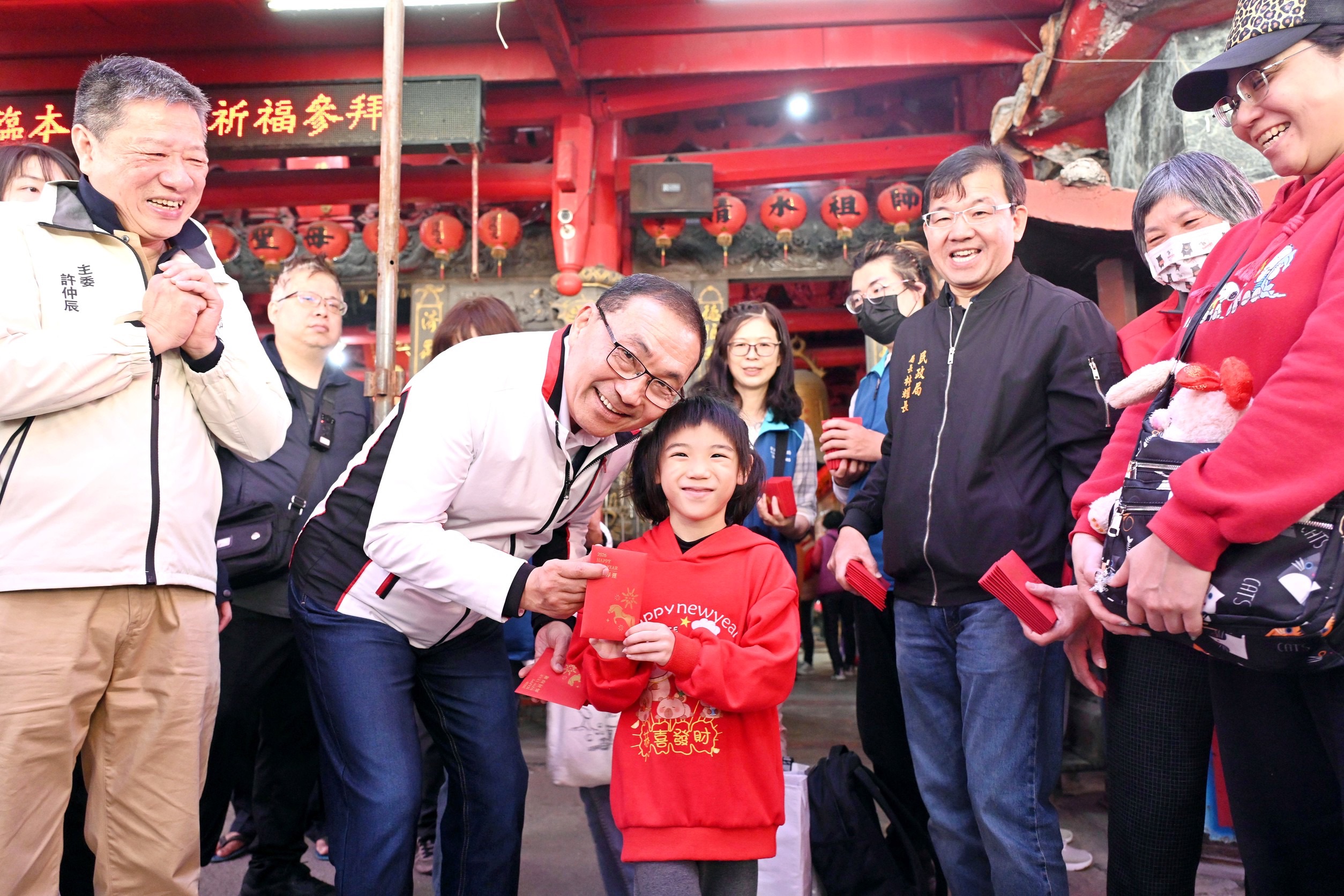 侯友宜於汐止濟德宮發送新春福袋，祝福市民朋友開好運、發大財