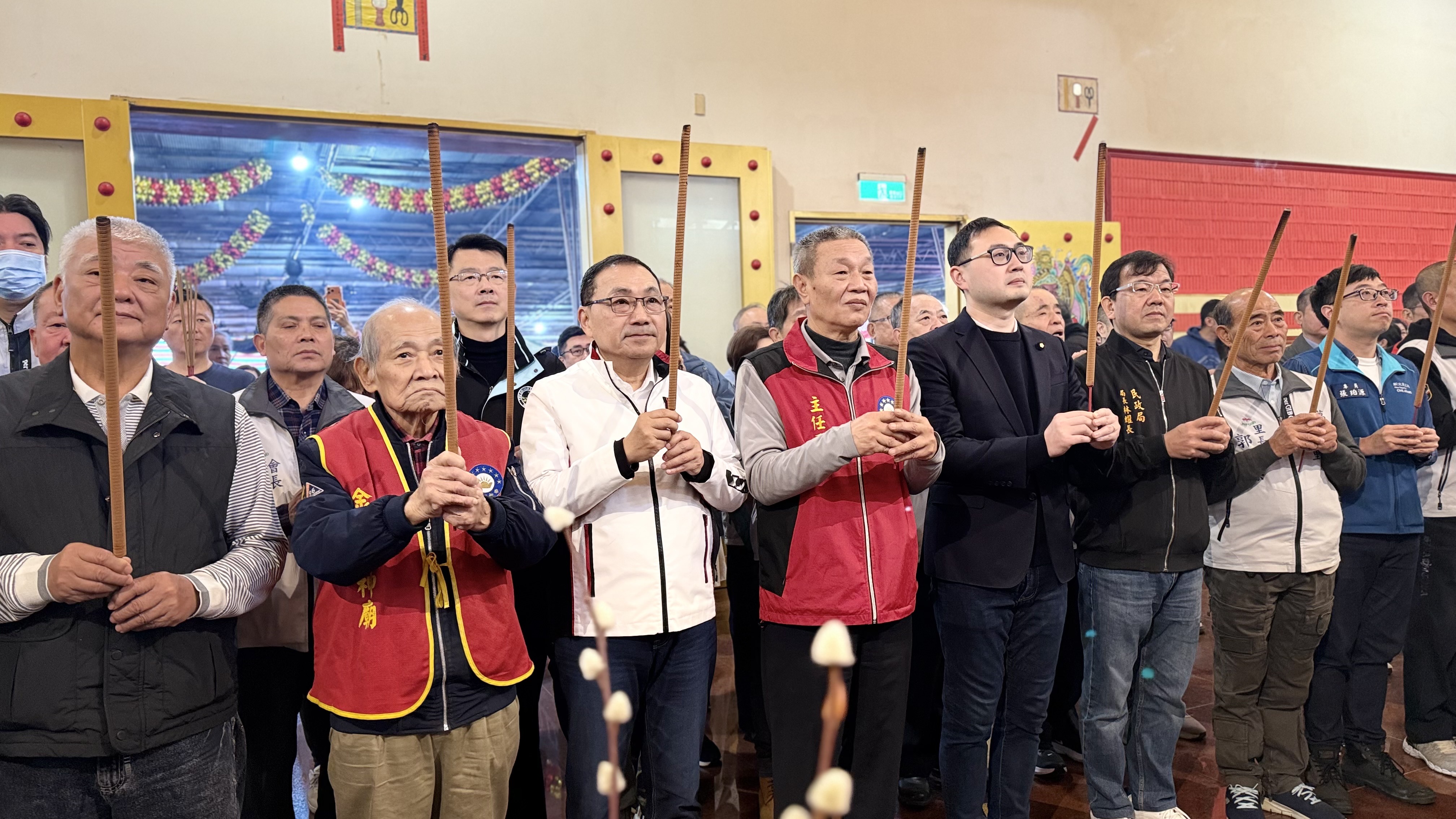 市長侯友宜上午前往濟德宮參香並發送「馬上賺錢」福袋，祝福民眾財神到，福氣到。