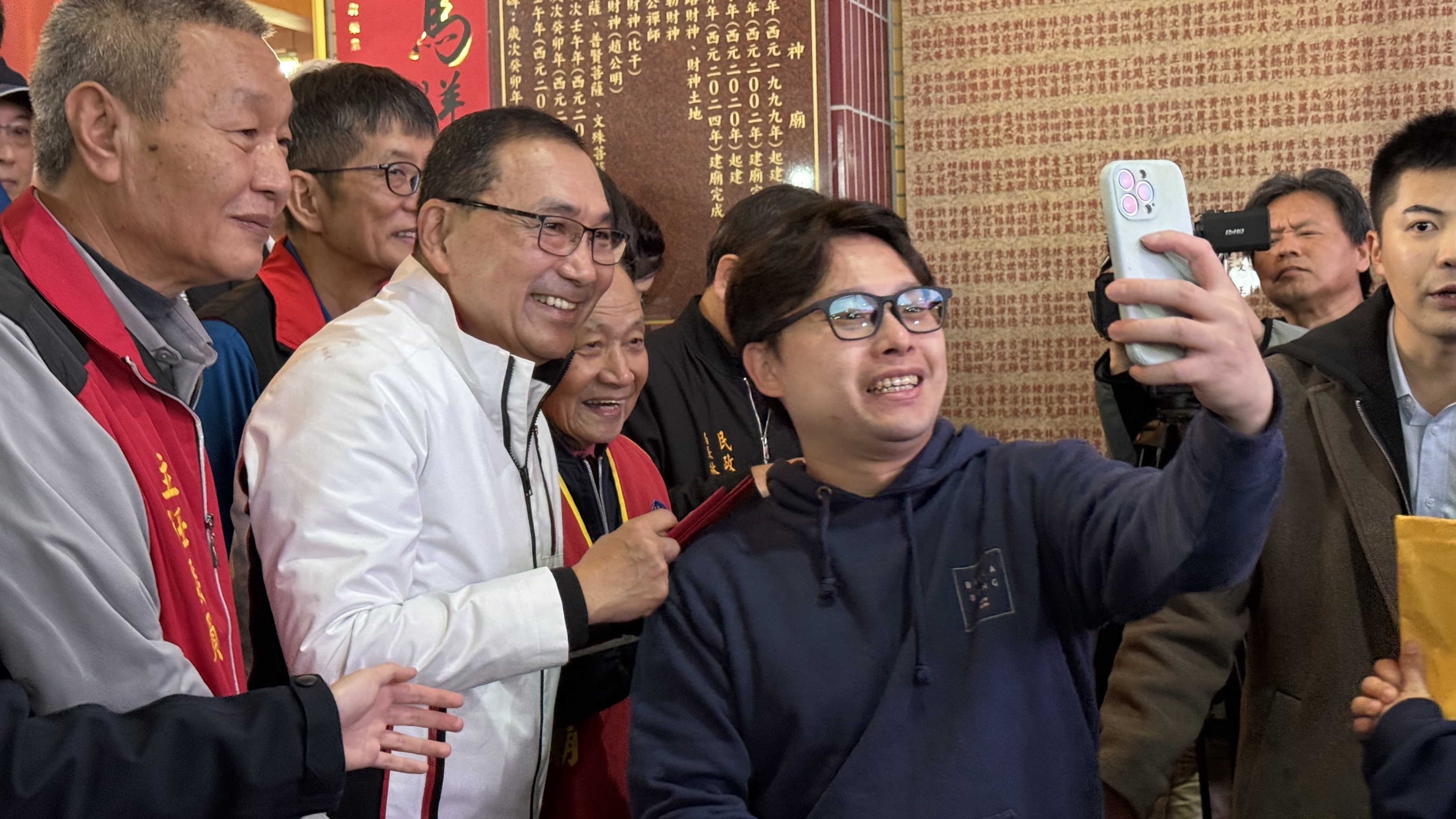 市長侯友宜上午前往金山財神廟，發送「馬上賺錢」福袋，祝福民眾財神到，福氣到。