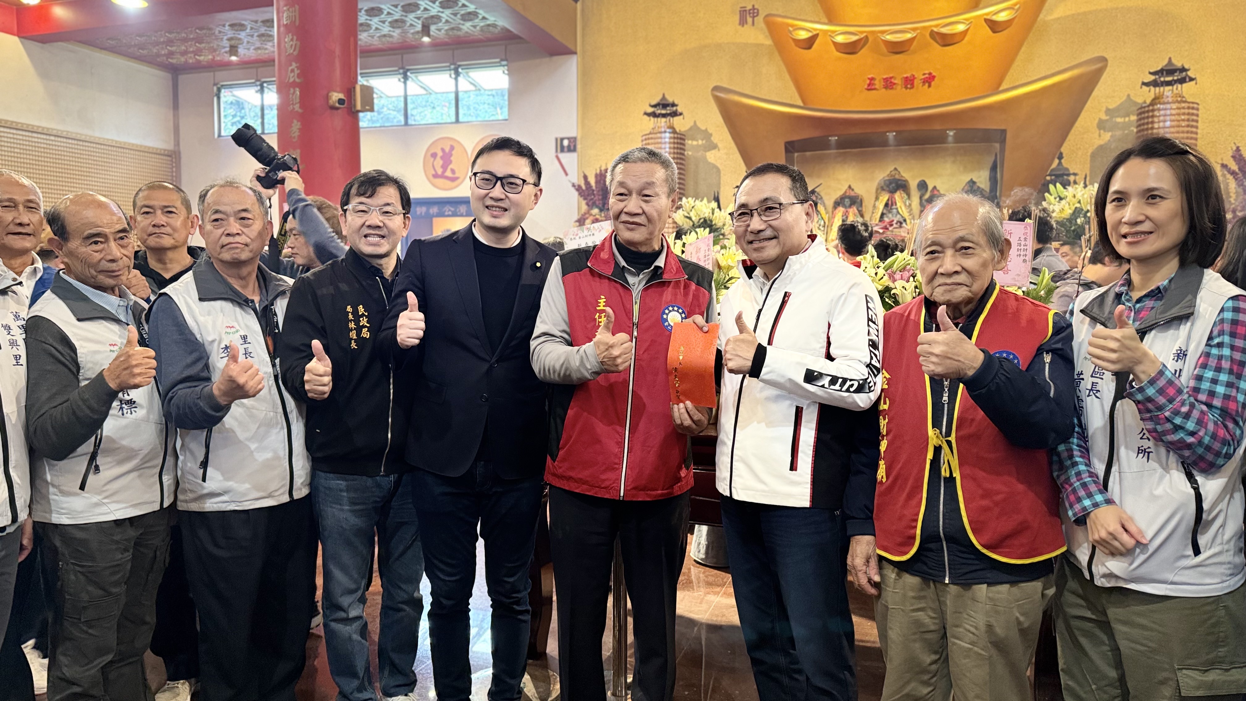 市長、萬里區里長及金山財神廟祝福大家財神到，福氣到。