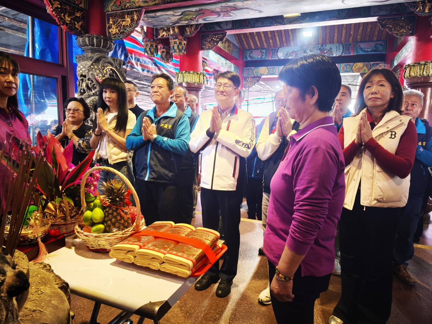 今日副市長陳純敬至林口洪福宮參香發福袋，向市民拜年。