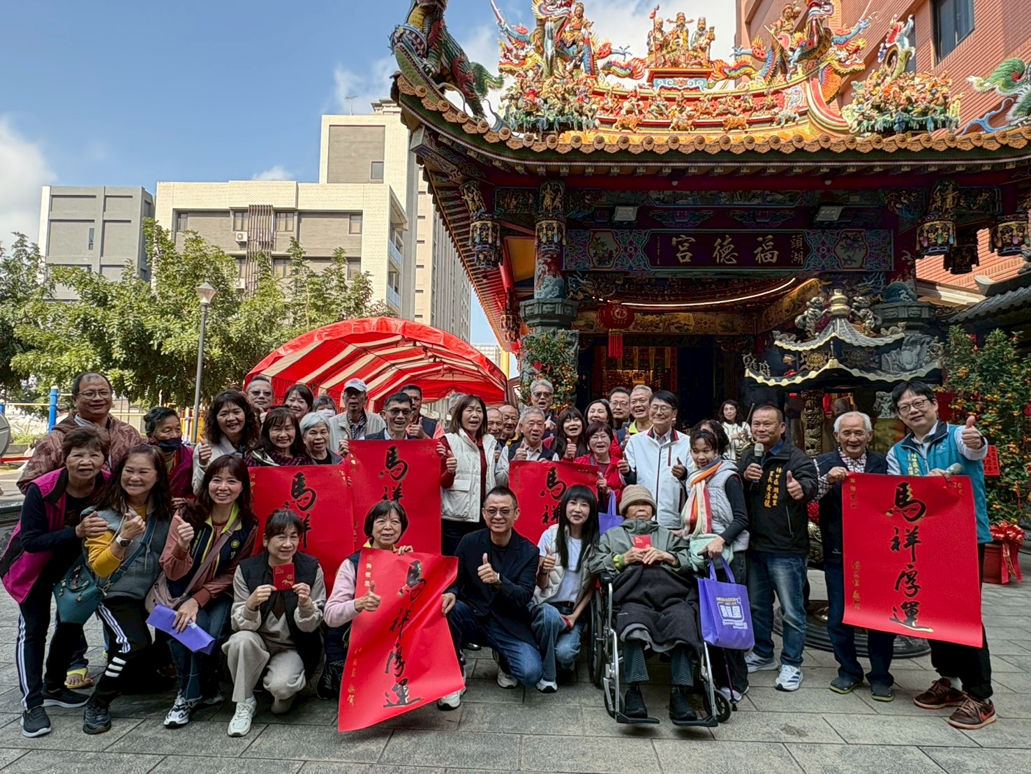 今日副市長陳純敬至林口頭湖福德宮參香發福袋，向市民拜年。