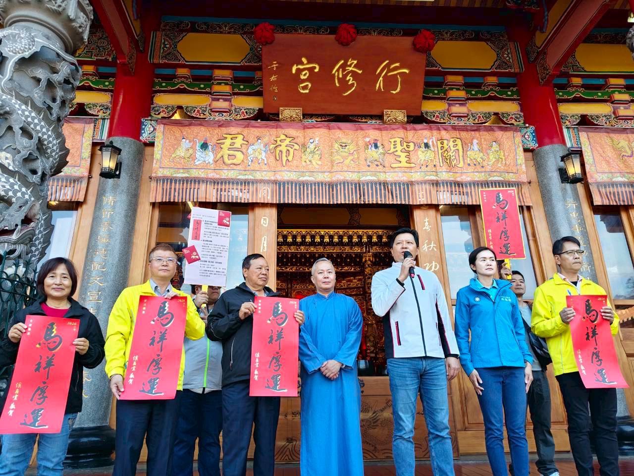 今日副市長朱惕之至三峽行修宮參香發福袋，向市民拜年。