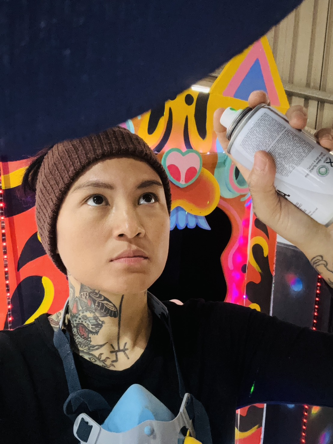 ▲藝術家蔣沛珊 Yabun Yuma製作《獵人的山林奇遇》燈飾工作照。 (圖/新北市政府原住民族行政局提供)。